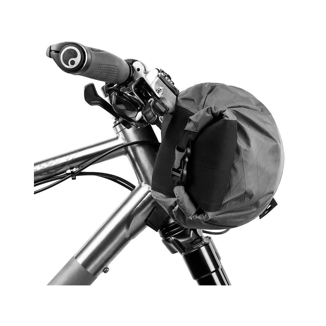 3. Apidura - geanta bicicleta cu prindere pe ghidon, Backcountry 2.0 Handlebar Pack 11 litri - gri negru galben