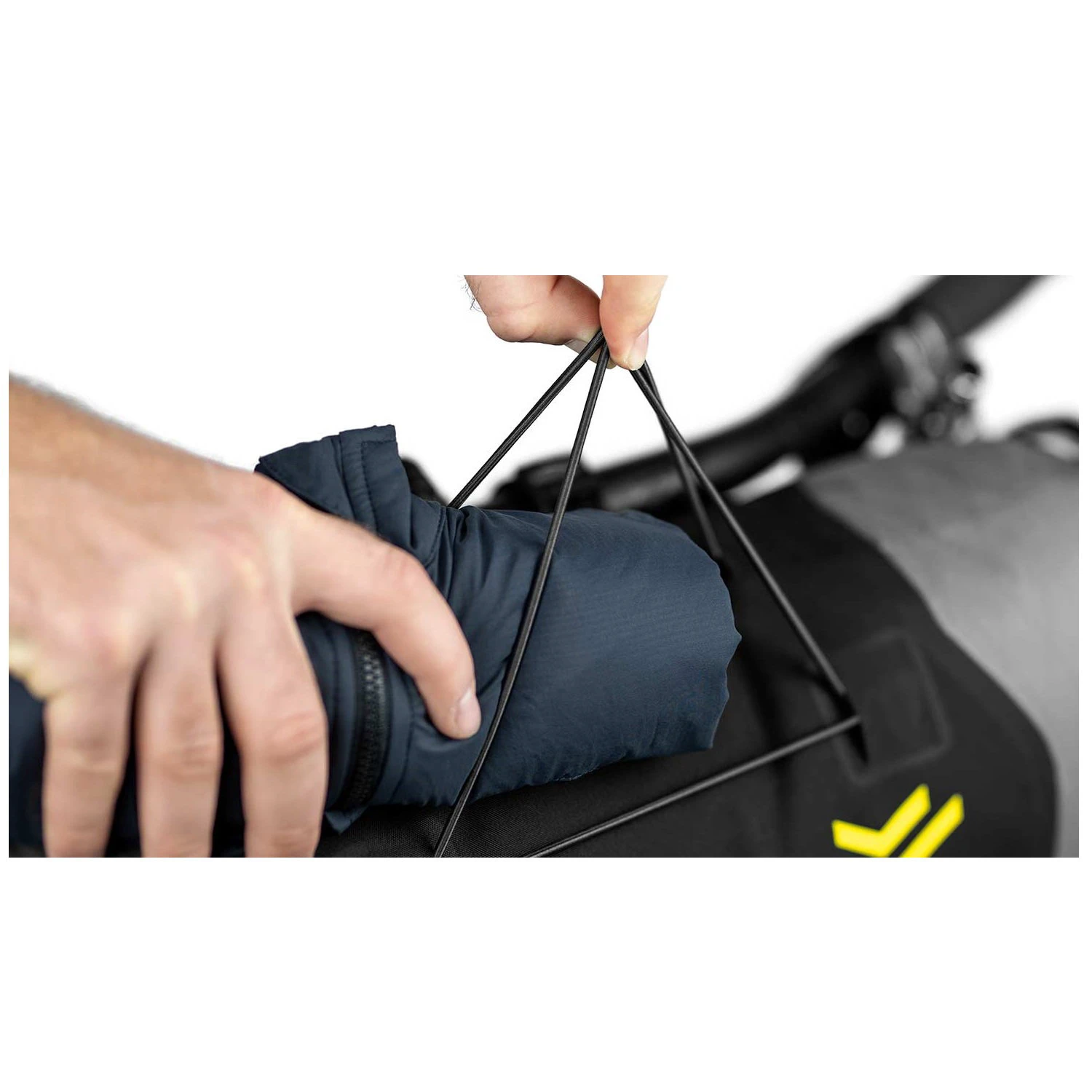 7. Apidura - geanta bicicleta cu prindere pe ghidon, Backcountry 2.0 Handlebar Pack 11 litri - gri negru galben