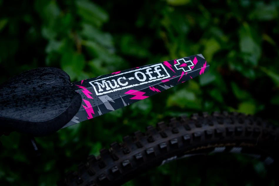 3. Muc-Off - Aparatoare spate roata bicicleta back Ride Guard Bolt - negru roz traznet