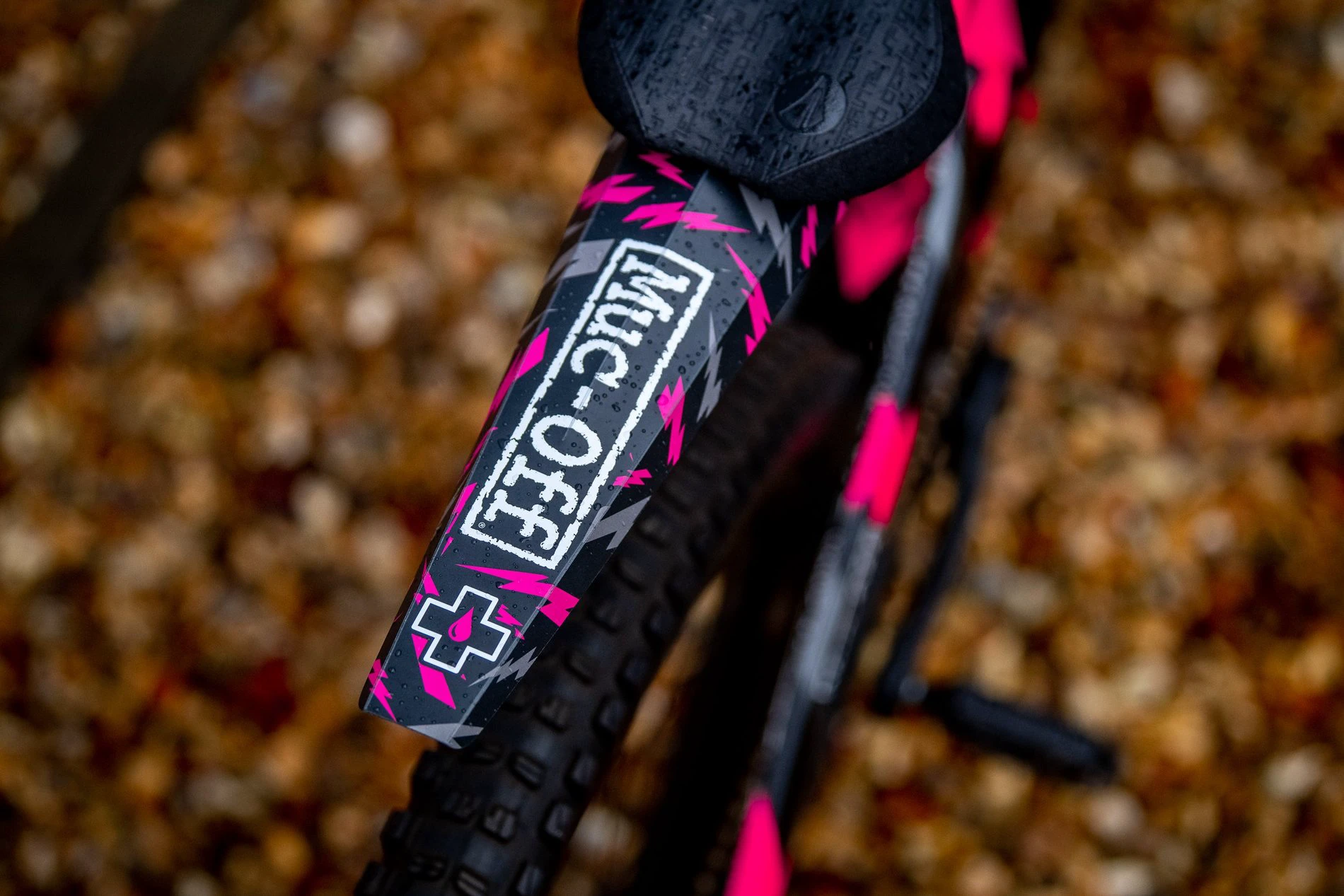 2. Muc-Off - Aparatoare spate roata bicicleta back Ride Guard Bolt - negru roz traznet