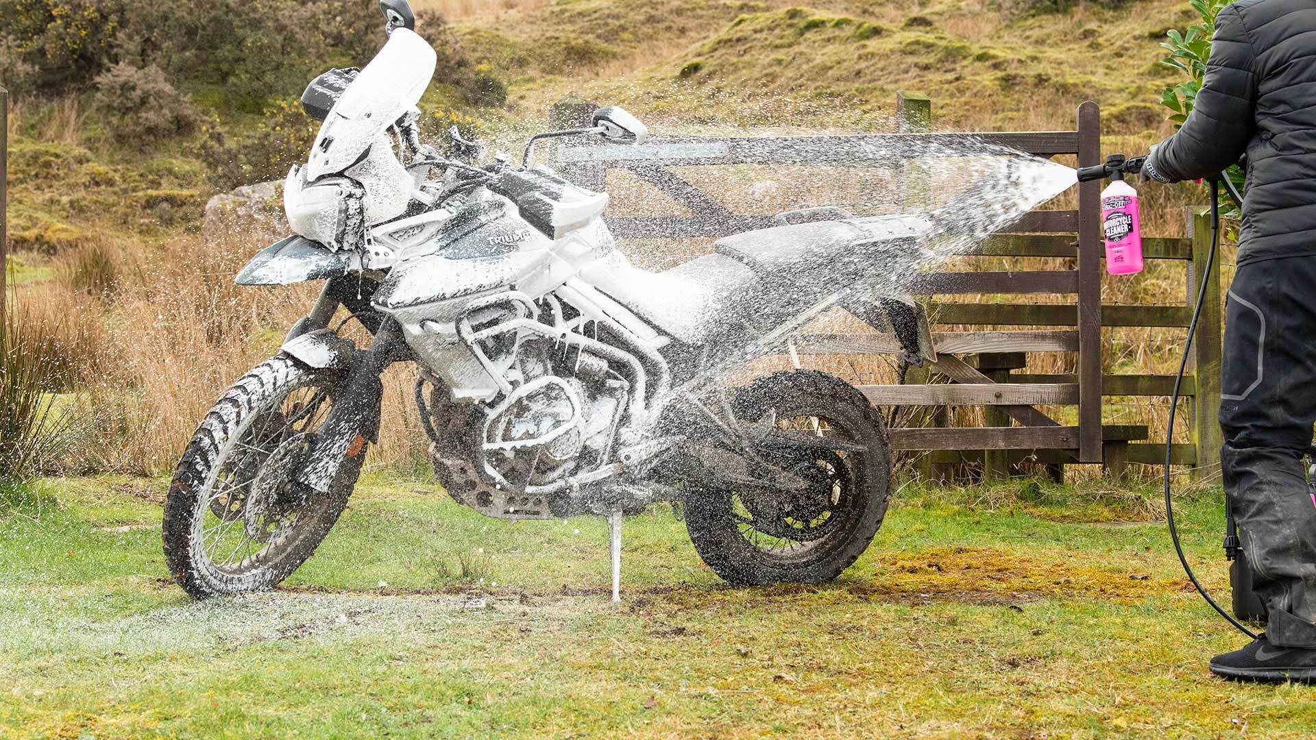 24. Muc-Off - Sistem de curatare cu presiune pentru biciclete si motociclete
