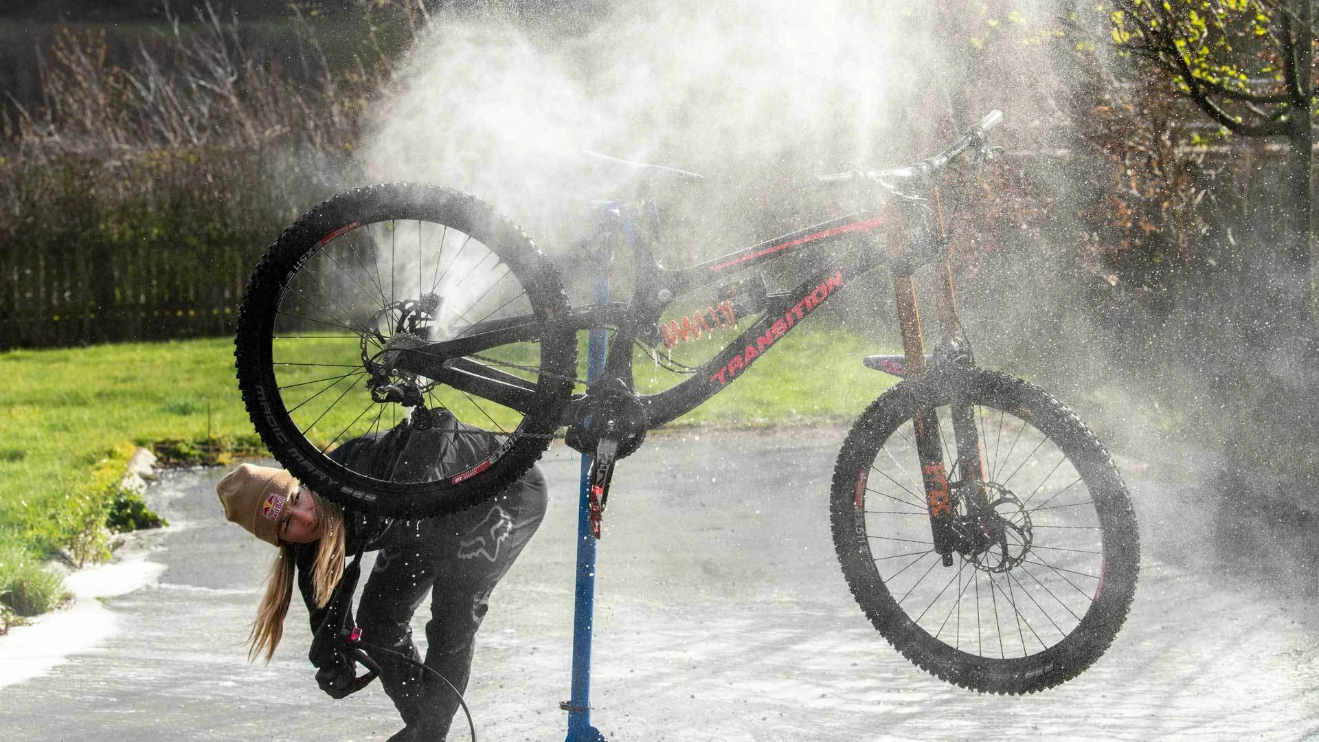 19. Muc-Off - Sistem de curatare cu presiune pentru biciclete si motociclete