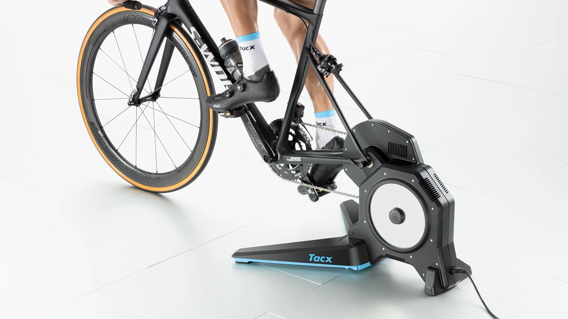 4. Garmin Tacx Flux 2 Smart T2980 home trainer smart direct-drive