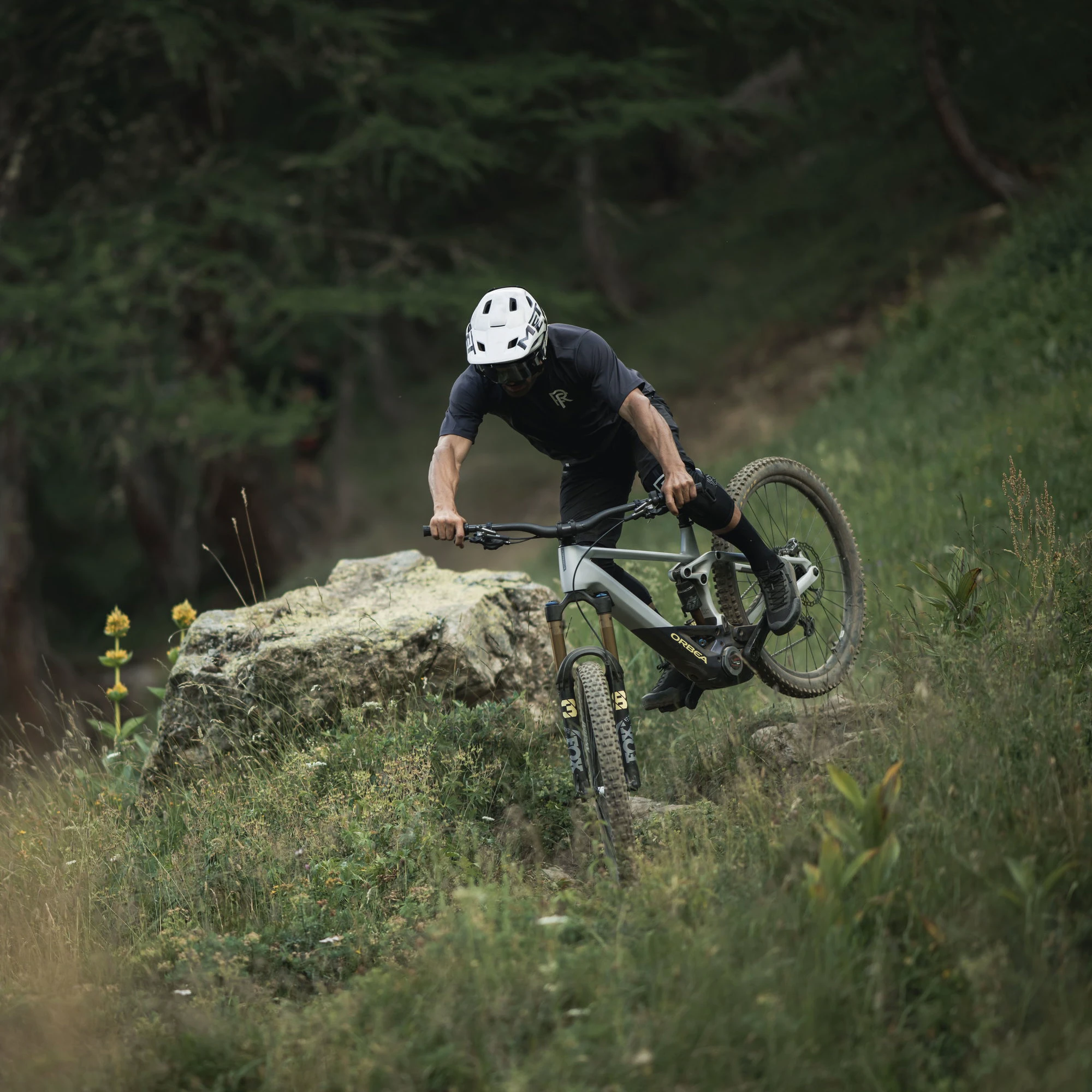 5. Orbea WILD H10 - bicicleta electrica e-MTB Trail full suspension 29 - maro cu componente custom Fox Kashima