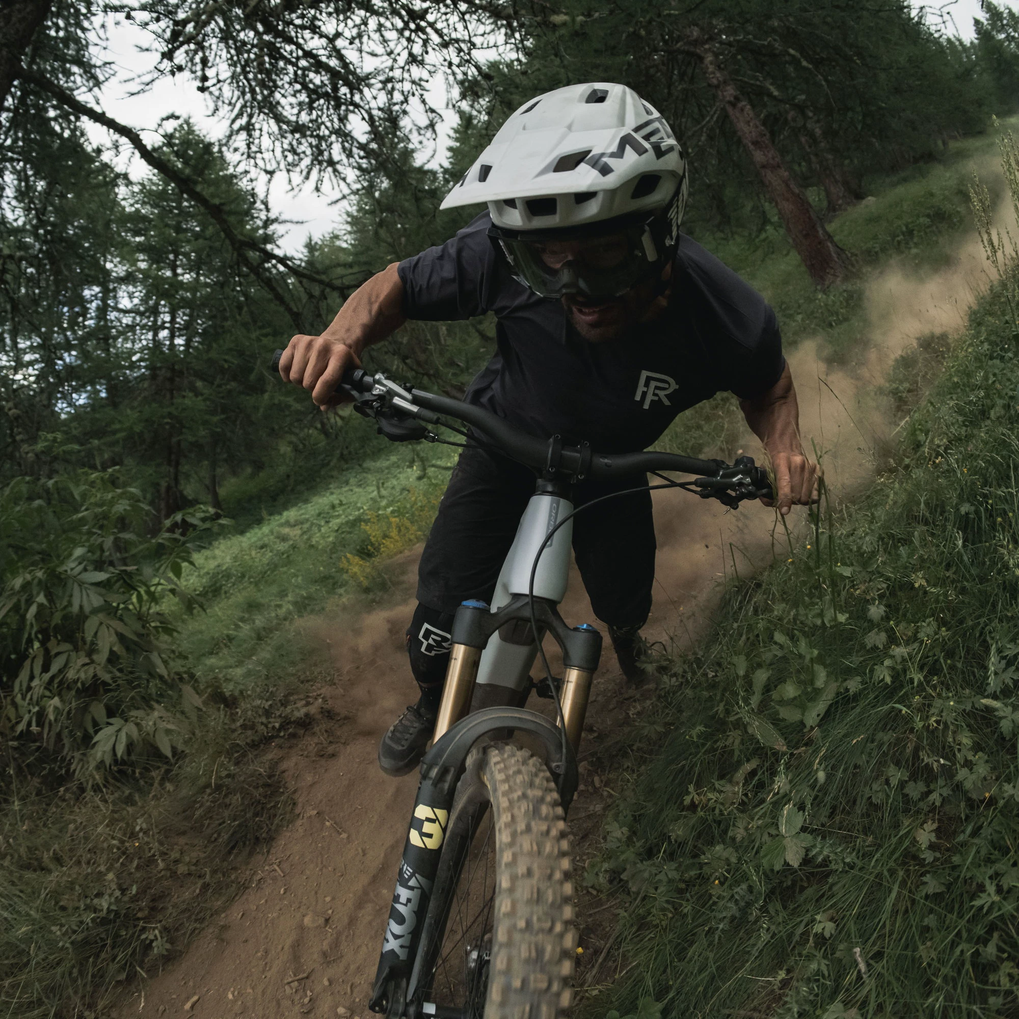 7. Orbea WILD H10 - bicicleta electrica e-MTB Trail full suspension 29 - maro cu componente custom Fox Kashima