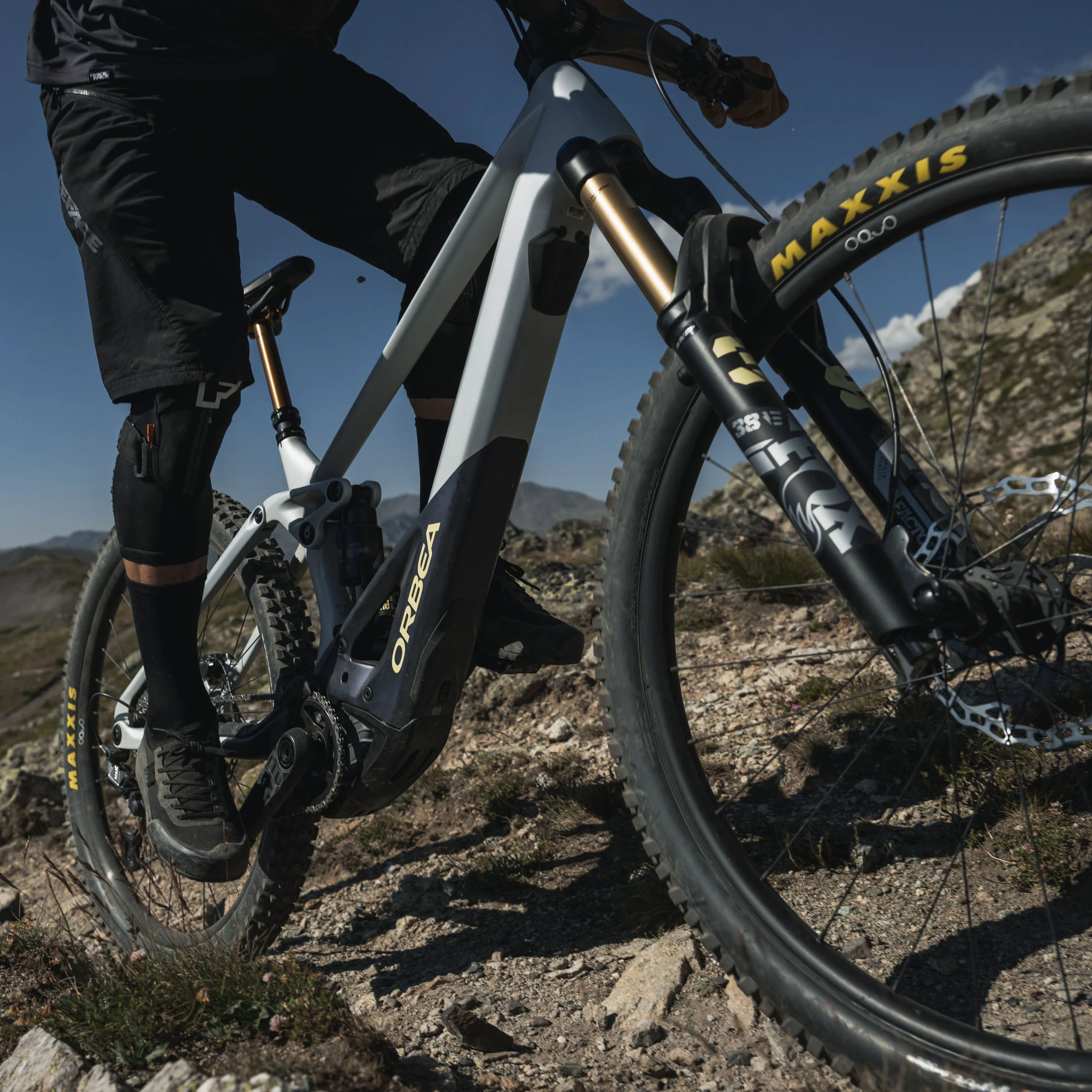 8. Orbea WILD H10 - bicicleta electrica e-MTB Trail full suspension 29 - maro cu componente custom Fox Kashima