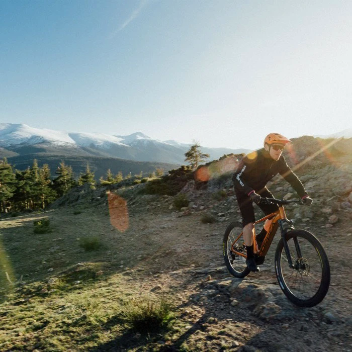 4. Orbea URRUN 10 Leo Orange (Gloss) - Black (Matt) - bicicletă electrică MTB hardtail