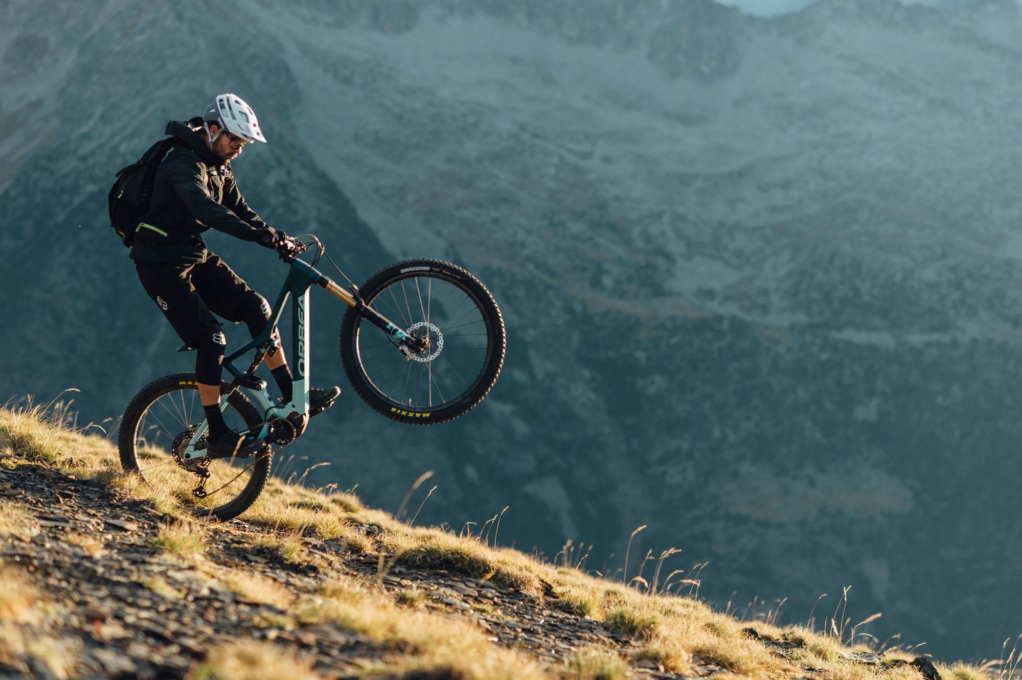 4. Orbea RISE M-TEAM Chameleon Goblin Green (Gloss)-Black (Matt) - bicicletă electrică eMTB Trail