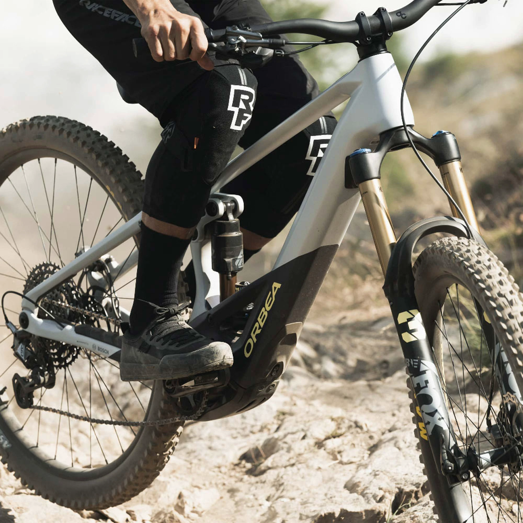 3. Orbea WILD M-LTD Halo Silver-Tanzanite Carbon View (Matt) - măsura S - bicicletă electrică eMTB Enduro