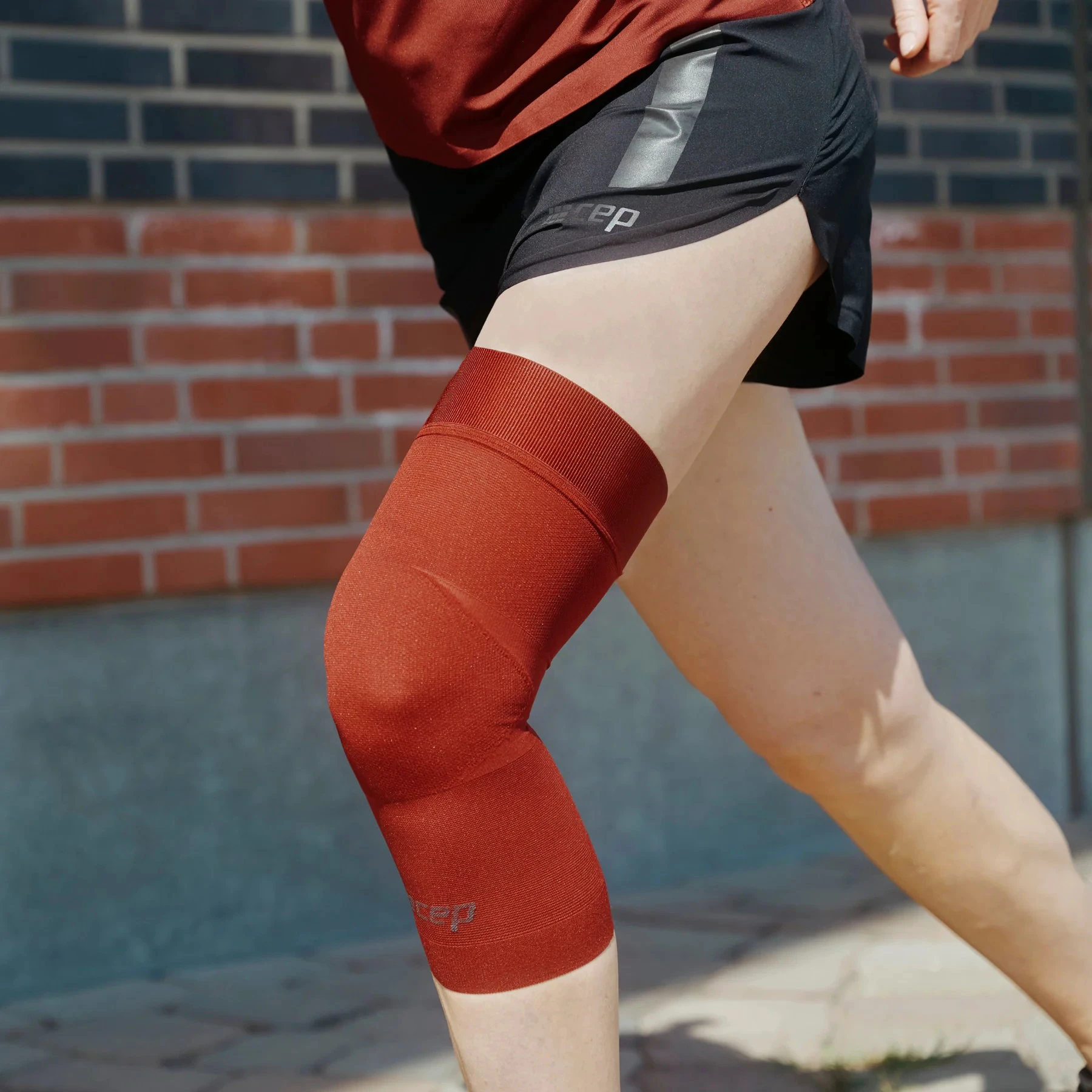 8. CEP - Genunchiera orto pentru compresie si protectie genunchi Light Support Compression Knee Sleeve - albastru inchis