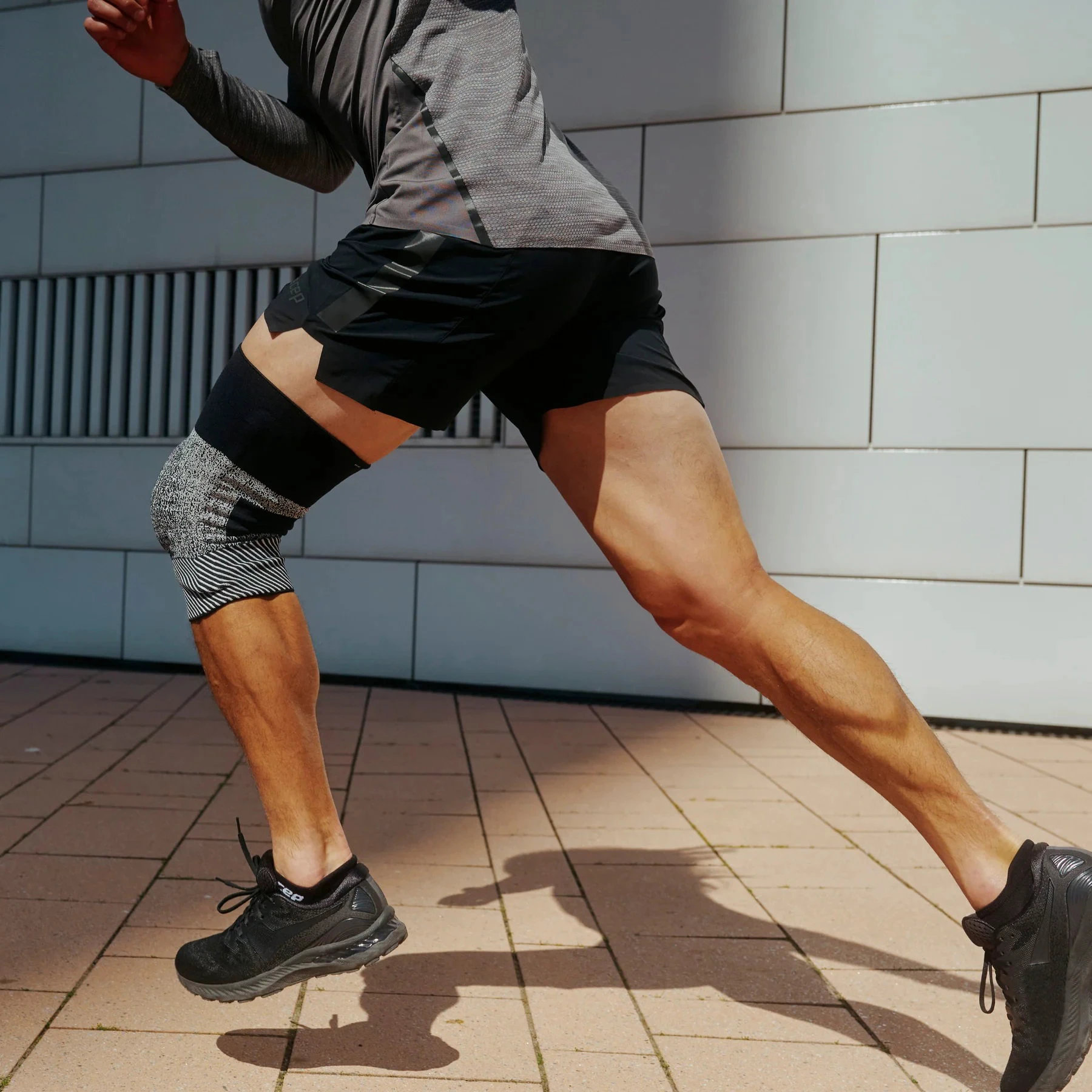 8. CEP - Genunchiera orto pentru compresie si protectie genunchi Max Support Compression Knee Sleeve - negru gri