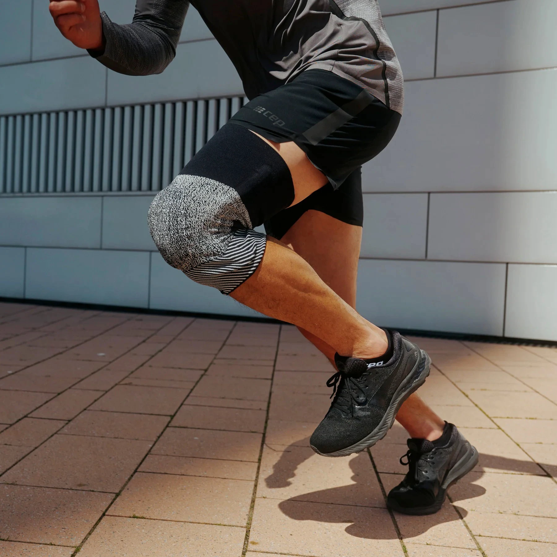 9. CEP - Genunchiera orto pentru compresie si protectie genunchi Max Support Compression Knee Sleeve - negru gri