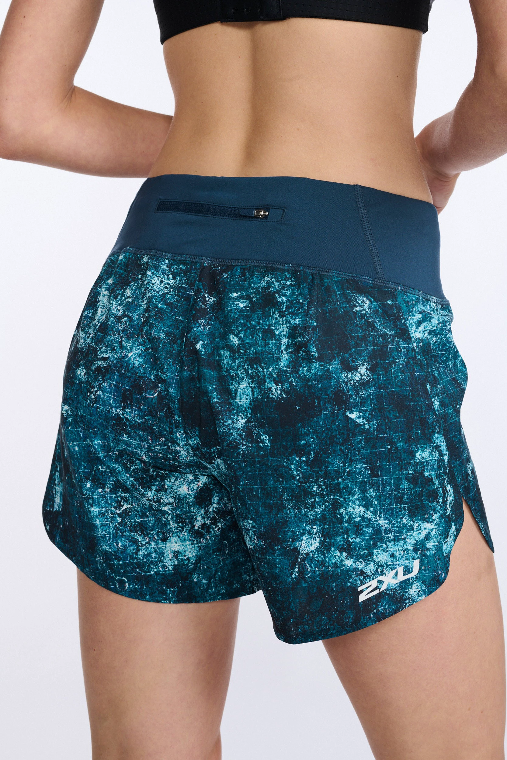 7. 2XU - Pantaloni scurti de alergare pentru femei Aero 5 inch Shorts - albastru multicolor