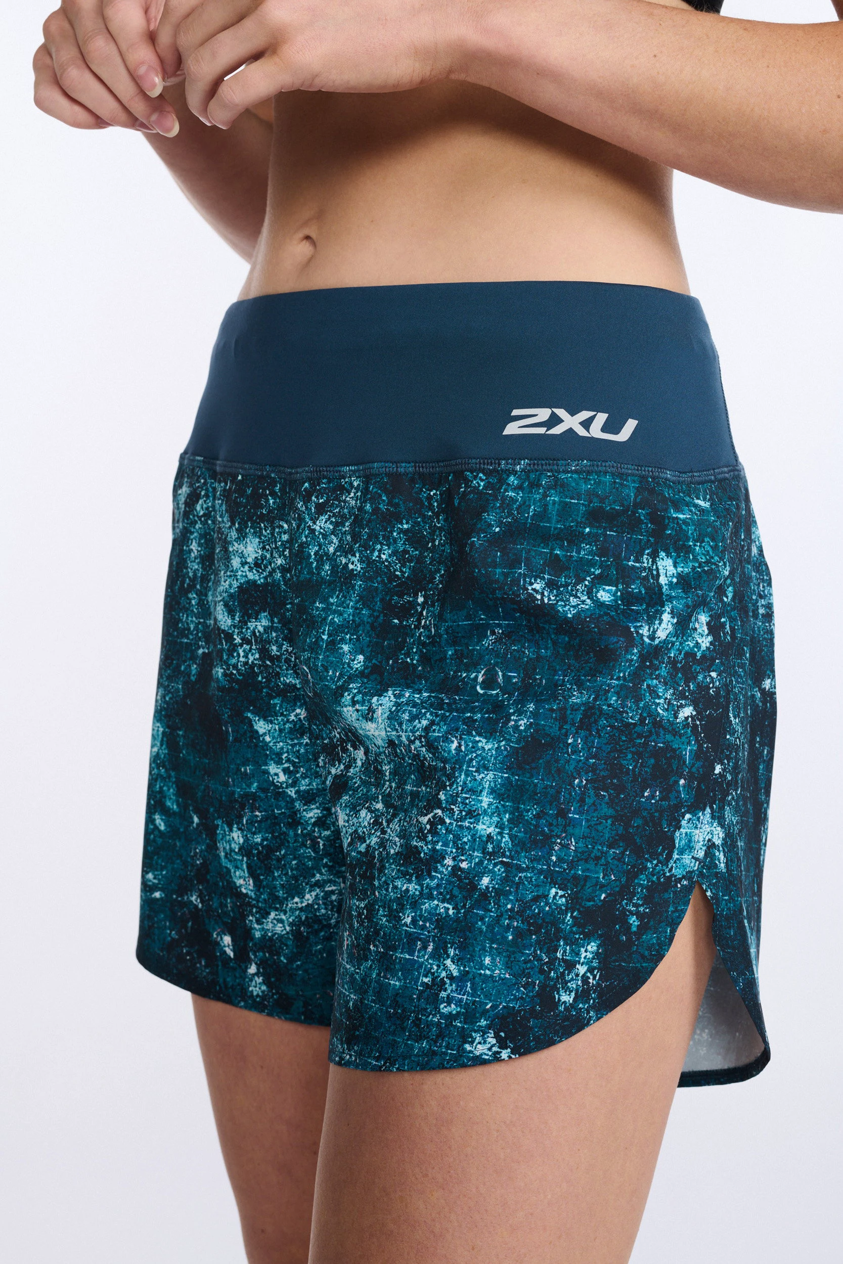 6. 2XU - Pantaloni scurti de alergare pentru femei Aero 5 inch Shorts - albastru multicolor