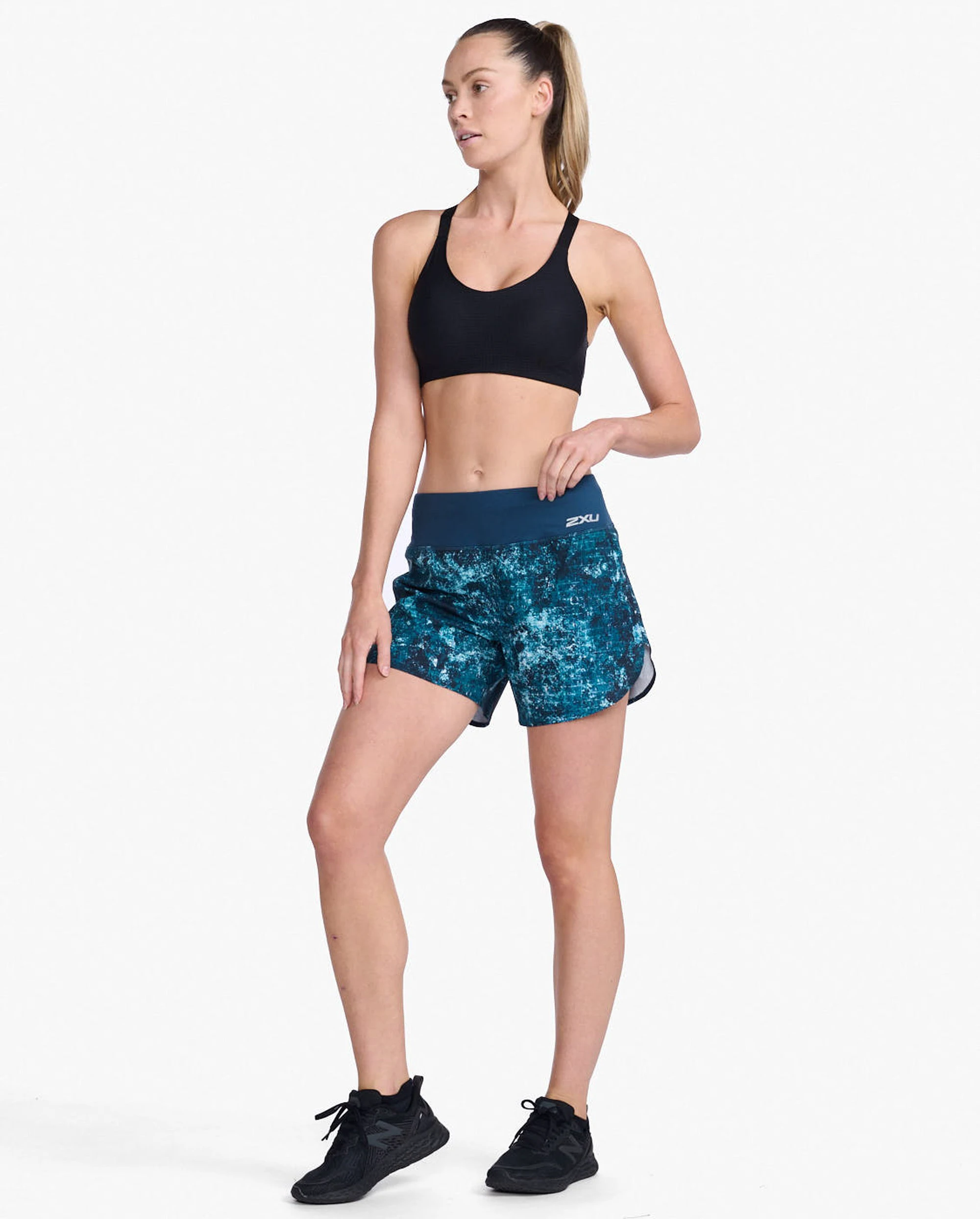 9. 2XU - Pantaloni scurti de alergare pentru femei Aero 5 inch Shorts - albastru multicolor
