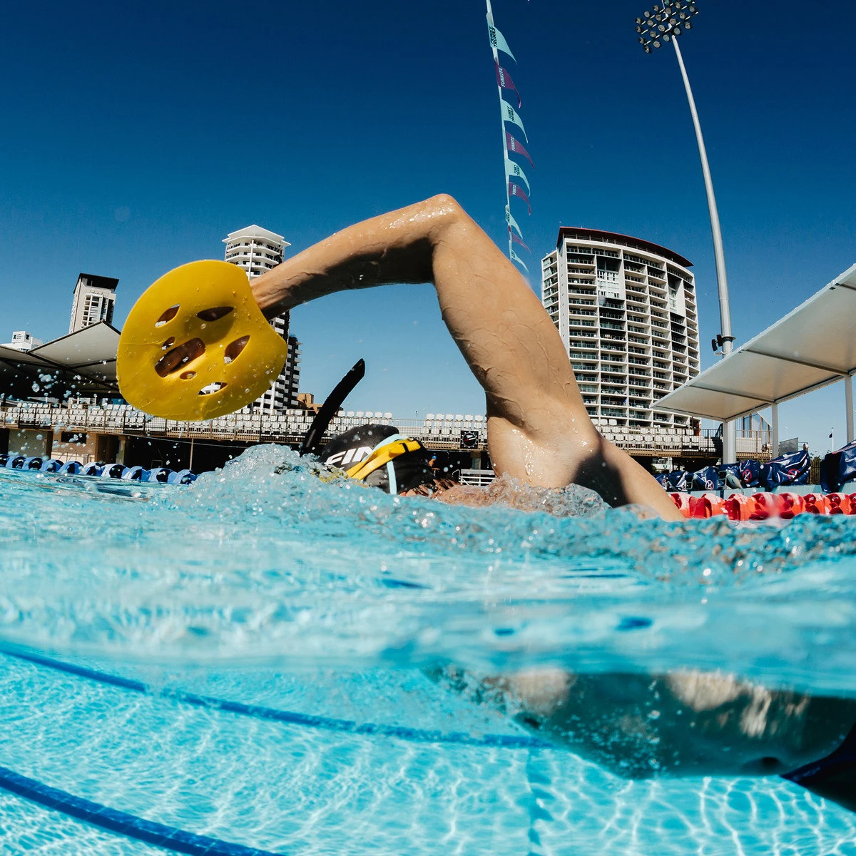 2. Finis - palmare inot Manta Paddles - galben