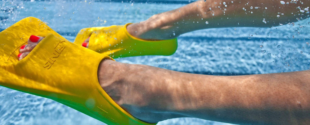 2. Finis Zoomers Gold labe scurte