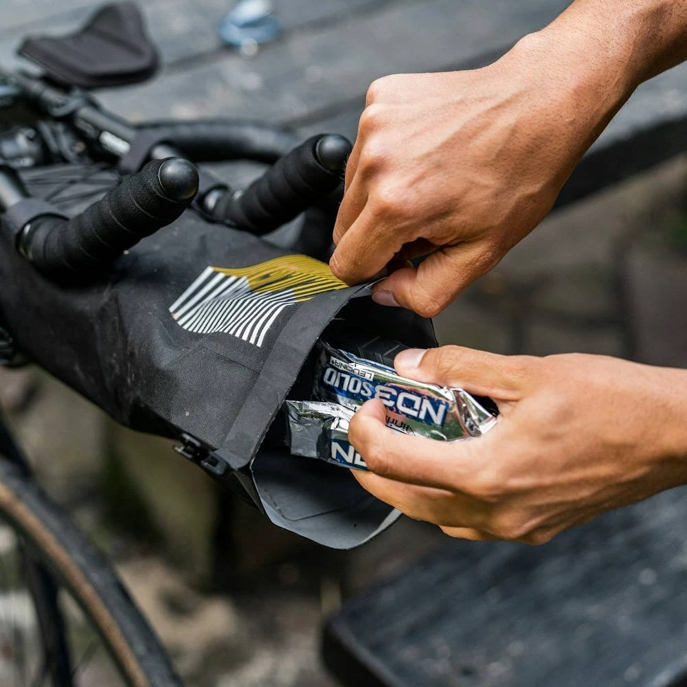 7. Apidura - geanta mica bicicleta cu prindere pe ghidon, (tip Aerobars sau pentru competii) Racing Aerobar Pack 2.5 litri