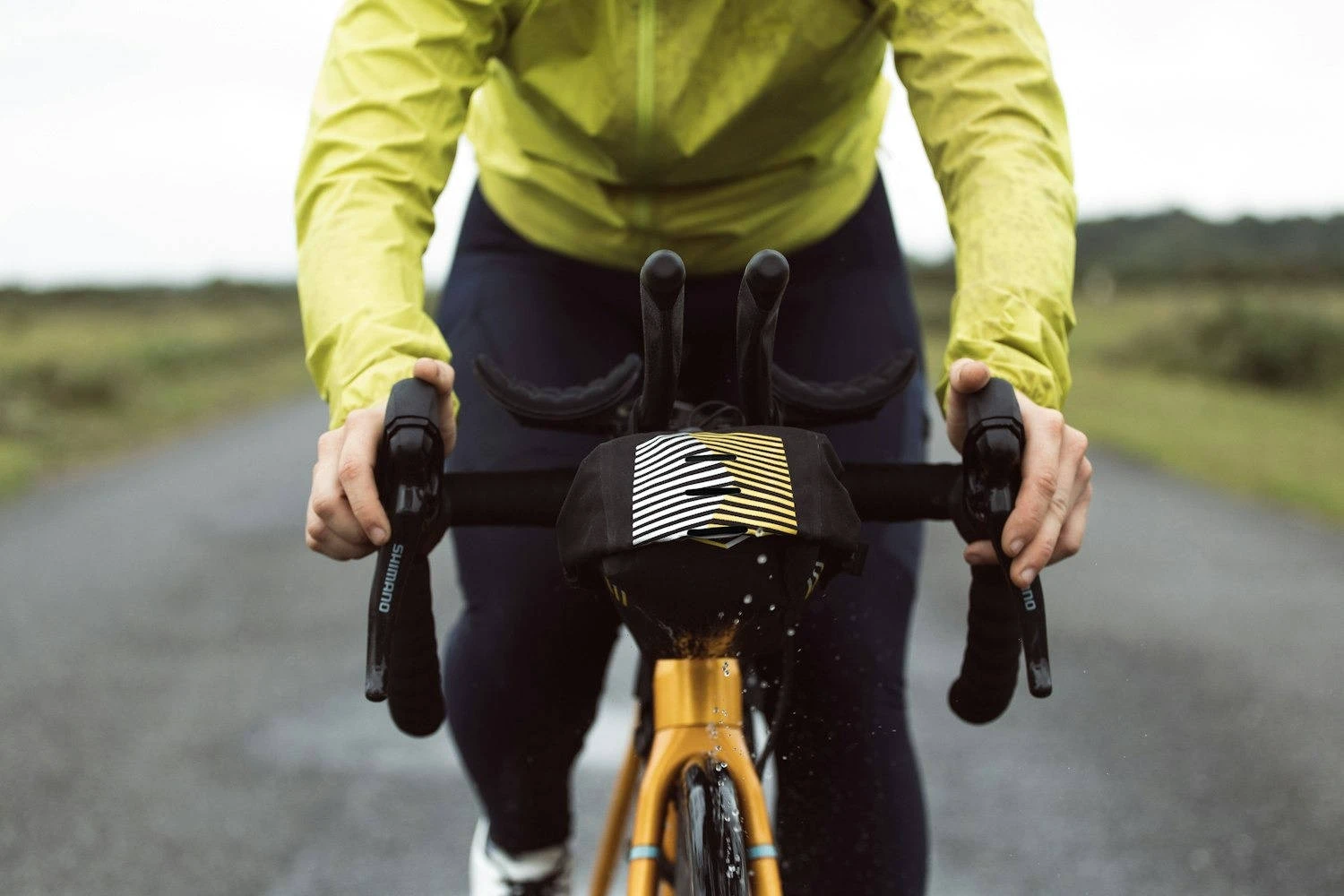 9. Apidura - geanta mica bicicleta cu prindere pe ghidon, (tip Aerobars sau pentru competii) Racing Aerobar Pack 2.5 litri