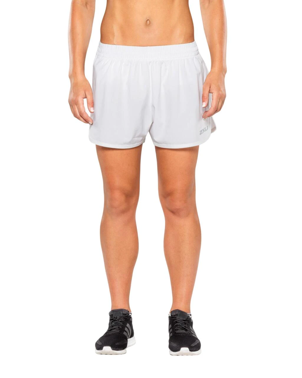 1. 2XU - Pantaloni scurti de alergare pentru femei SPRY 3" Shorts - alb