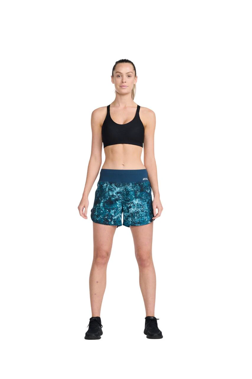 2. 2XU - Pantaloni scurti de alergare pentru femei Aero 5 inch Shorts - albastru multicolor