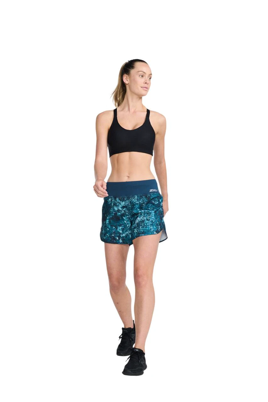 5. 2XU - Pantaloni scurti de alergare pentru femei Aero 5 inch Shorts - albastru multicolor