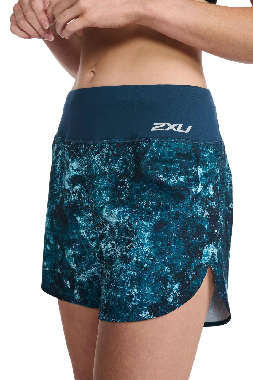 6. 2XU - Pantaloni scurti de alergare pentru femei Aero 5 inch Shorts - albastru multicolor
