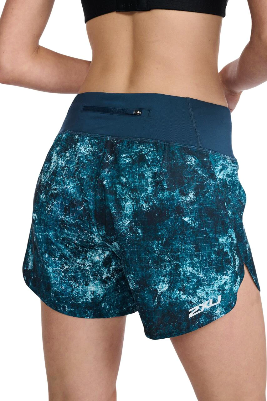 7. 2XU - Pantaloni scurti de alergare pentru femei Aero 5 inch Shorts - albastru multicolor
