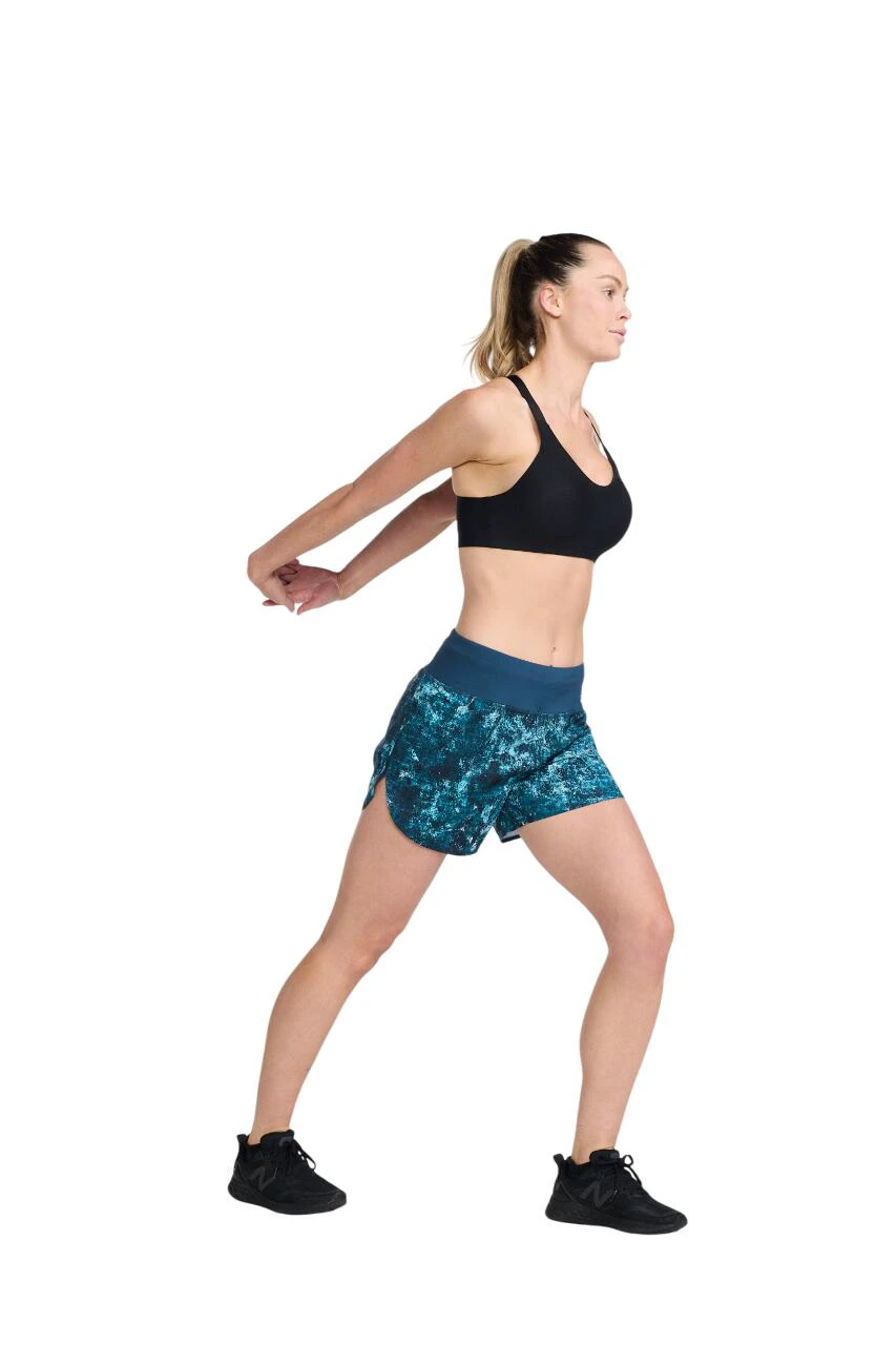 8. 2XU - Pantaloni scurti de alergare pentru femei Aero 5 inch Shorts - albastru multicolor