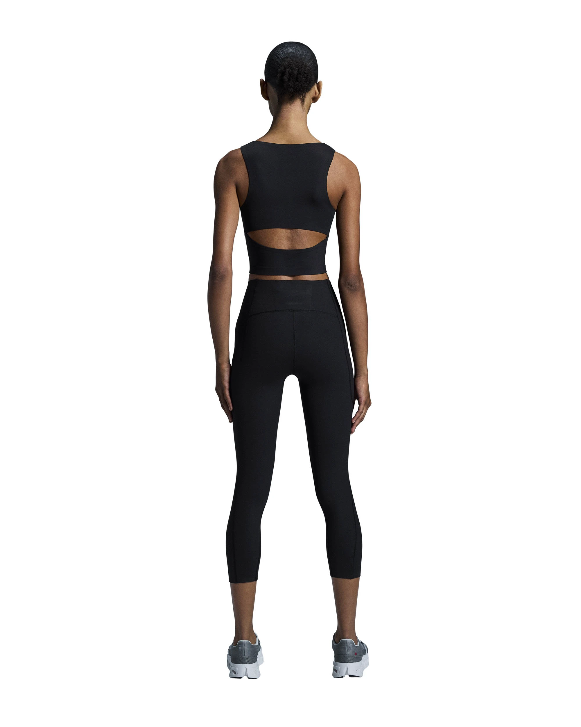 3. On - bustiera - Studio Open Back Crop W - Black