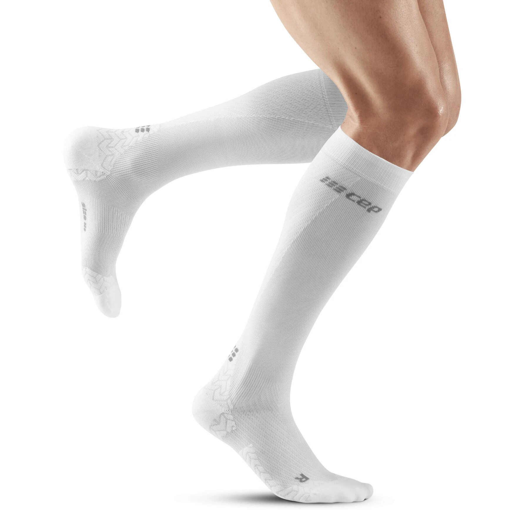 1. CEP - sosete compresie inalte - ultralight socks tall v3 - white