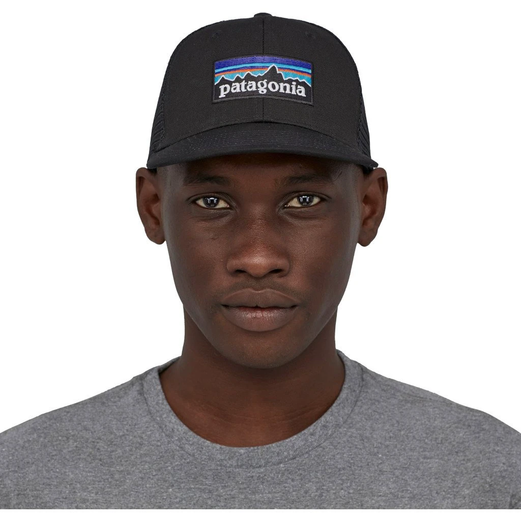 3. Patagonia - sapca - P-6 Logo Trucker - Negru