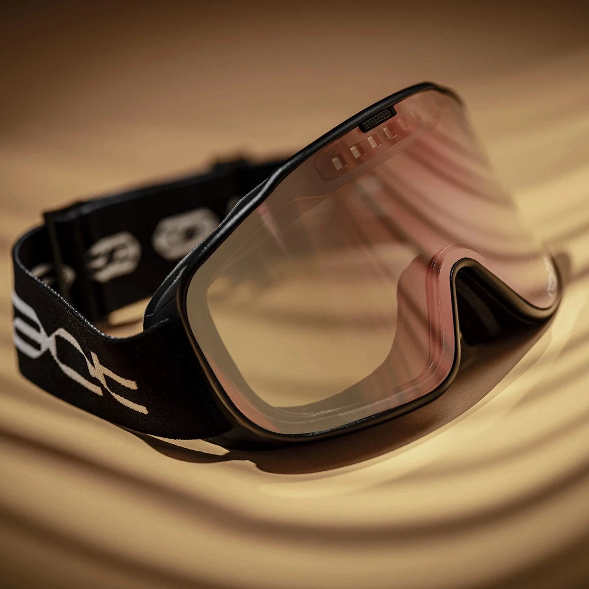 3. Ochelari de schi electro fotocromatici React Swiss SIGHT - lentila Ruby si rama neagra
