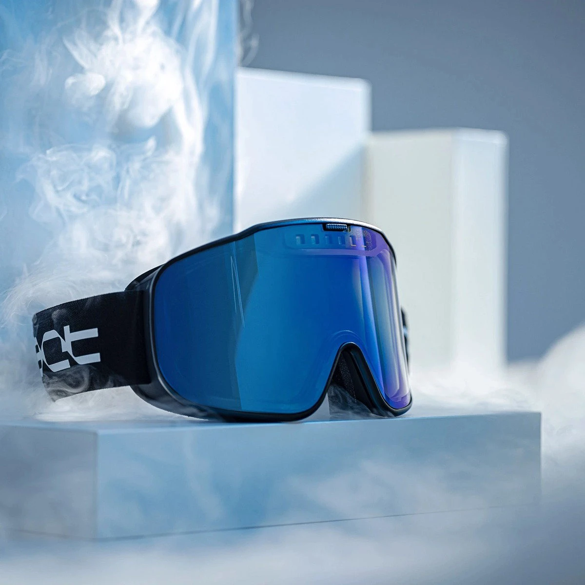 2. Ochelari de schi electro fotocromatici React Swiss SIGHT - lentila Sky si rama neagra