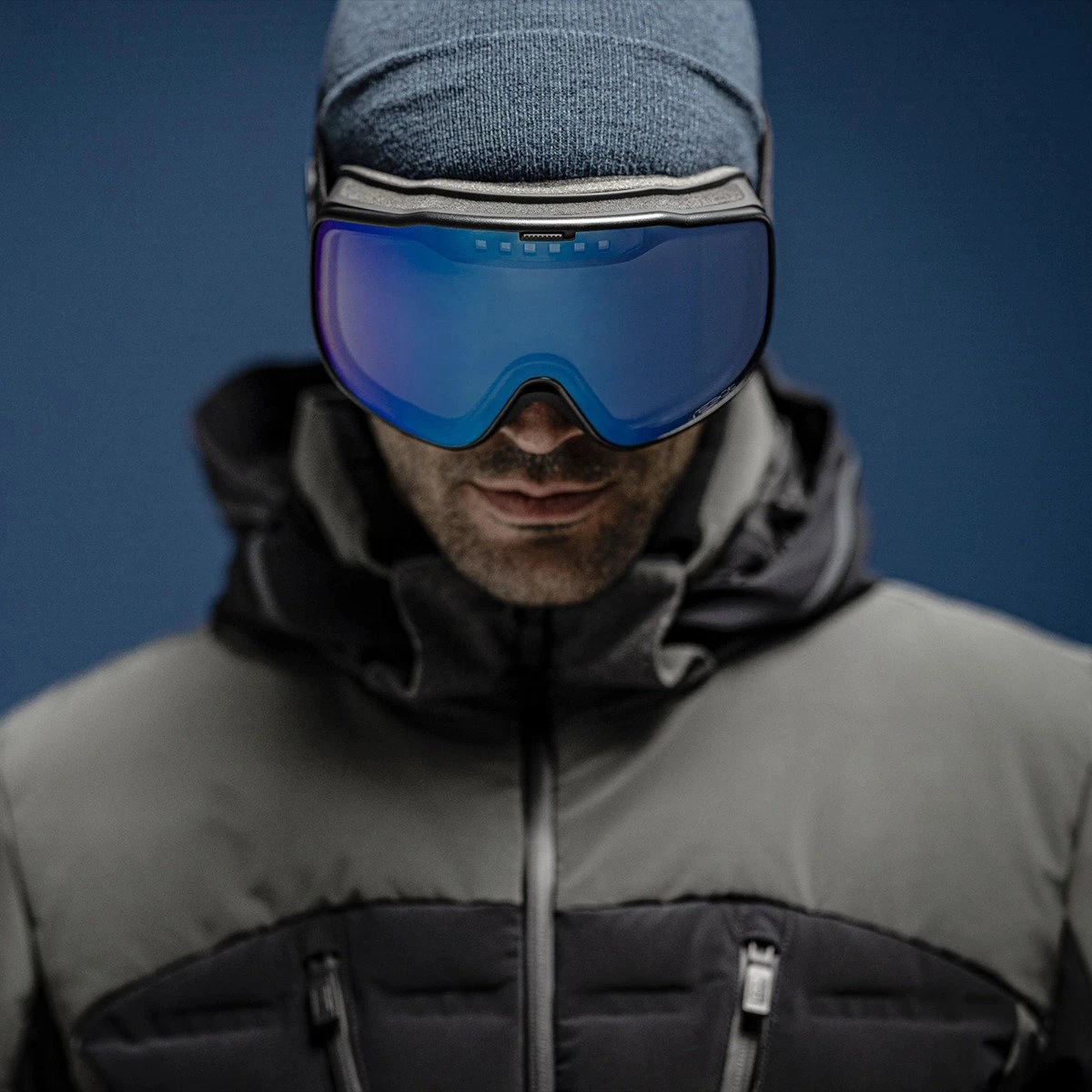 3. Ochelari de schi electro fotocromatici React Swiss SIGHT - lentila Sky si rama neagra