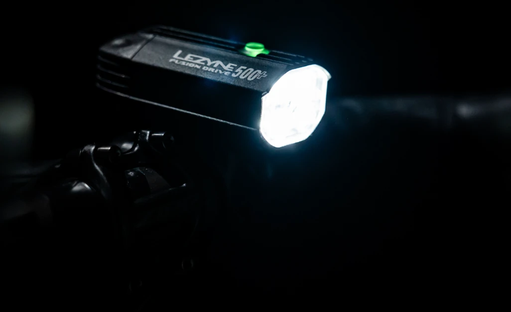 4. Lezyne - Lumina fata far- Fusion Drive 500+ - 500 lumeni - USB - negru