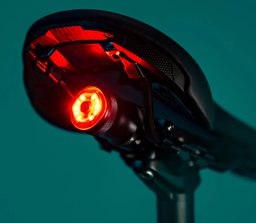 3. Lezyne - Lumina spate stop - SADDLE Drive 250 Lumen - negru