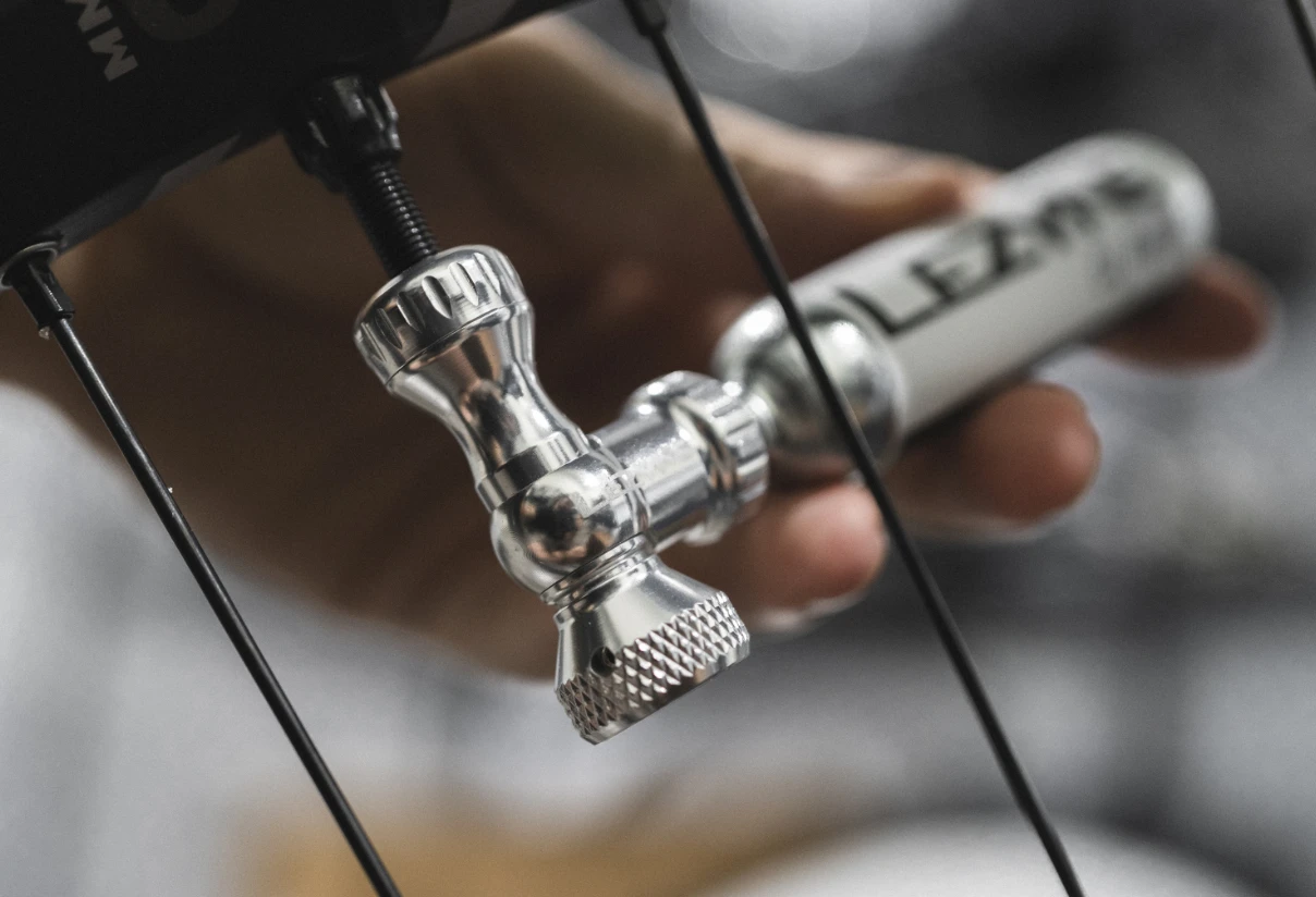 2. Lezyne - mini pompa CO2 - Control Drive CNC - rosie - 16g