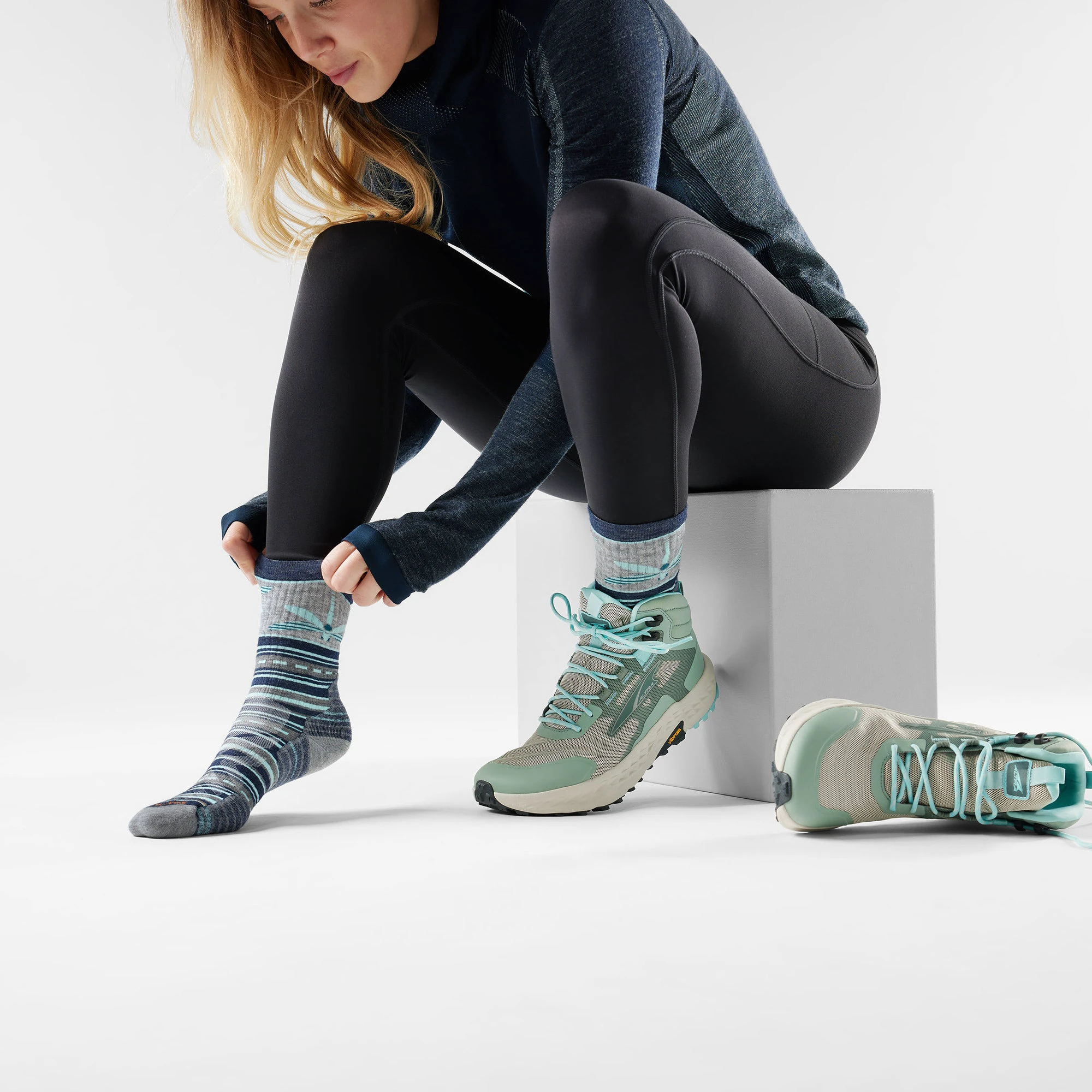 2. Șosete Merino hiking Smartwool Hike Dragon Stitch - bleumarin Deep Navy | Mid Crew | Targeted Cushion