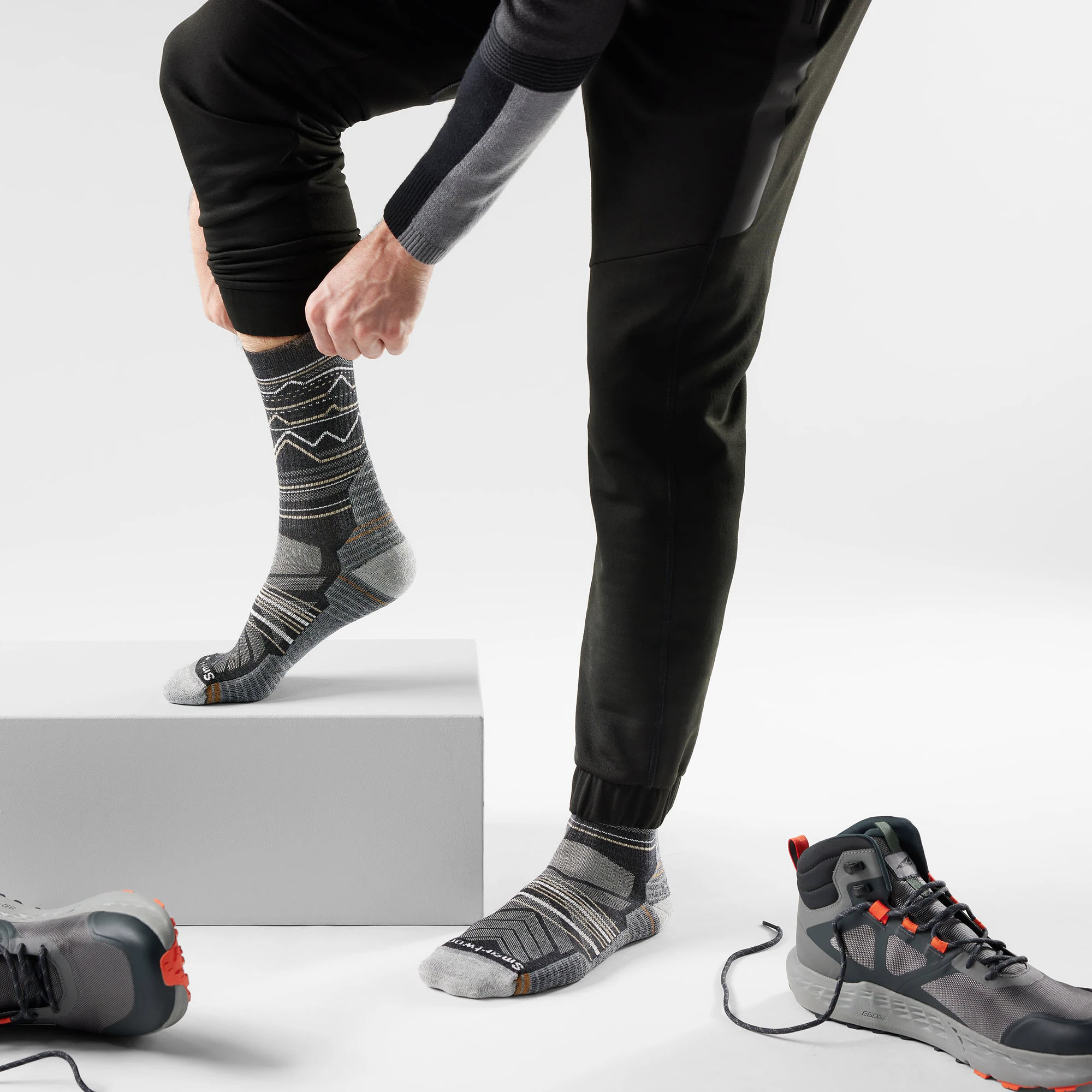 2. Șosete Merino hiking Smartwool Hike Mountain Range - gri Charcoal | Light Gray | Crew | Light Cushion