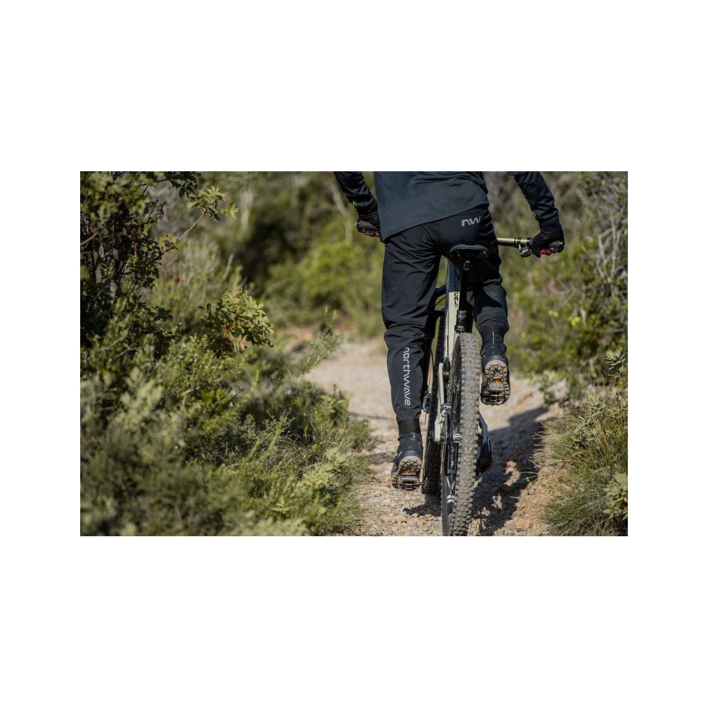 6. Pantaloni ciclism iarnă Northwave Bomb Winter - negru | protecție termică