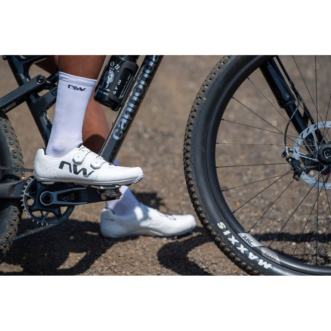 11. Pantofi ciclism MTB XC Northwave Extreme X - alb | talpă carbon