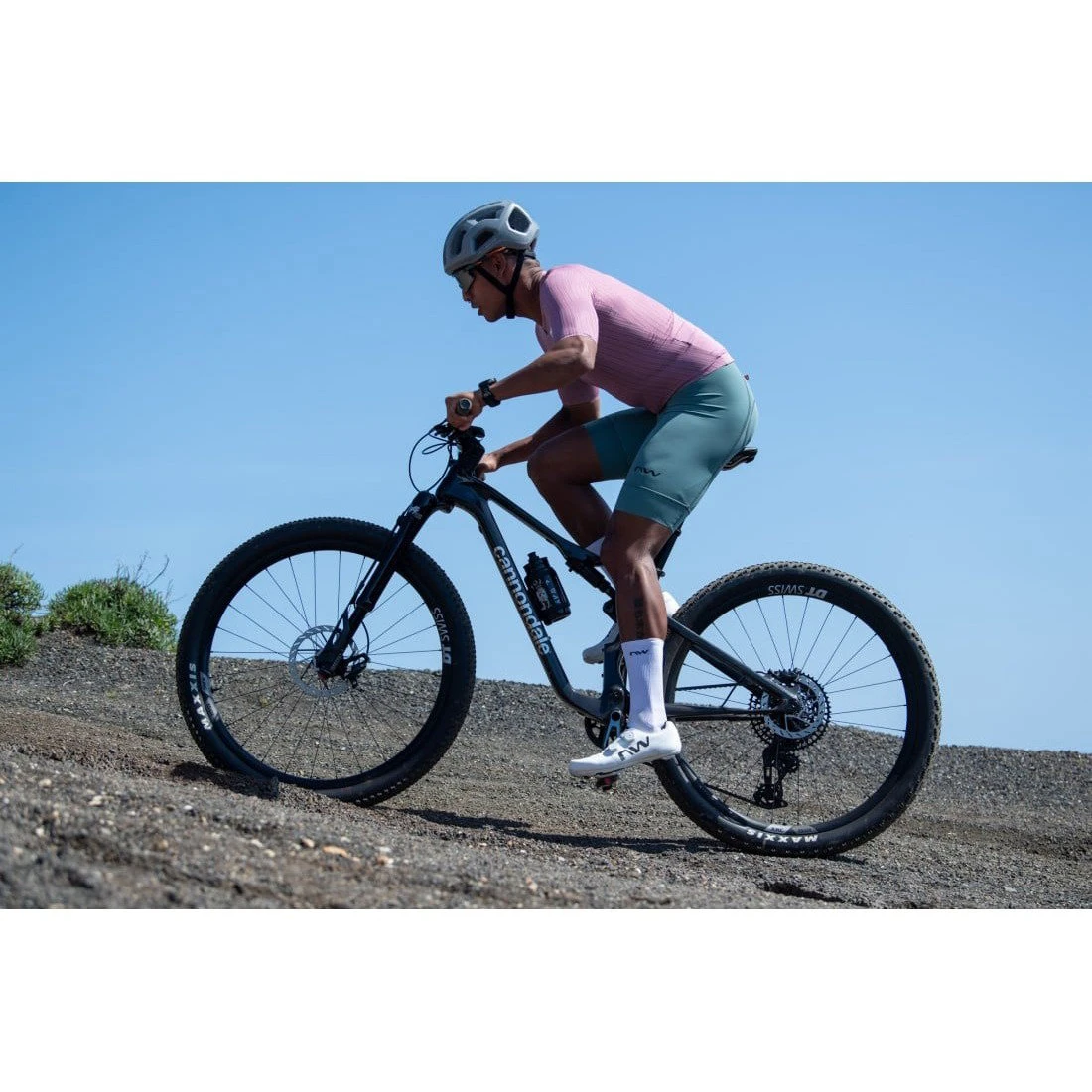 13. Pantofi ciclism MTB XC Northwave Extreme X - alb | talpă carbon