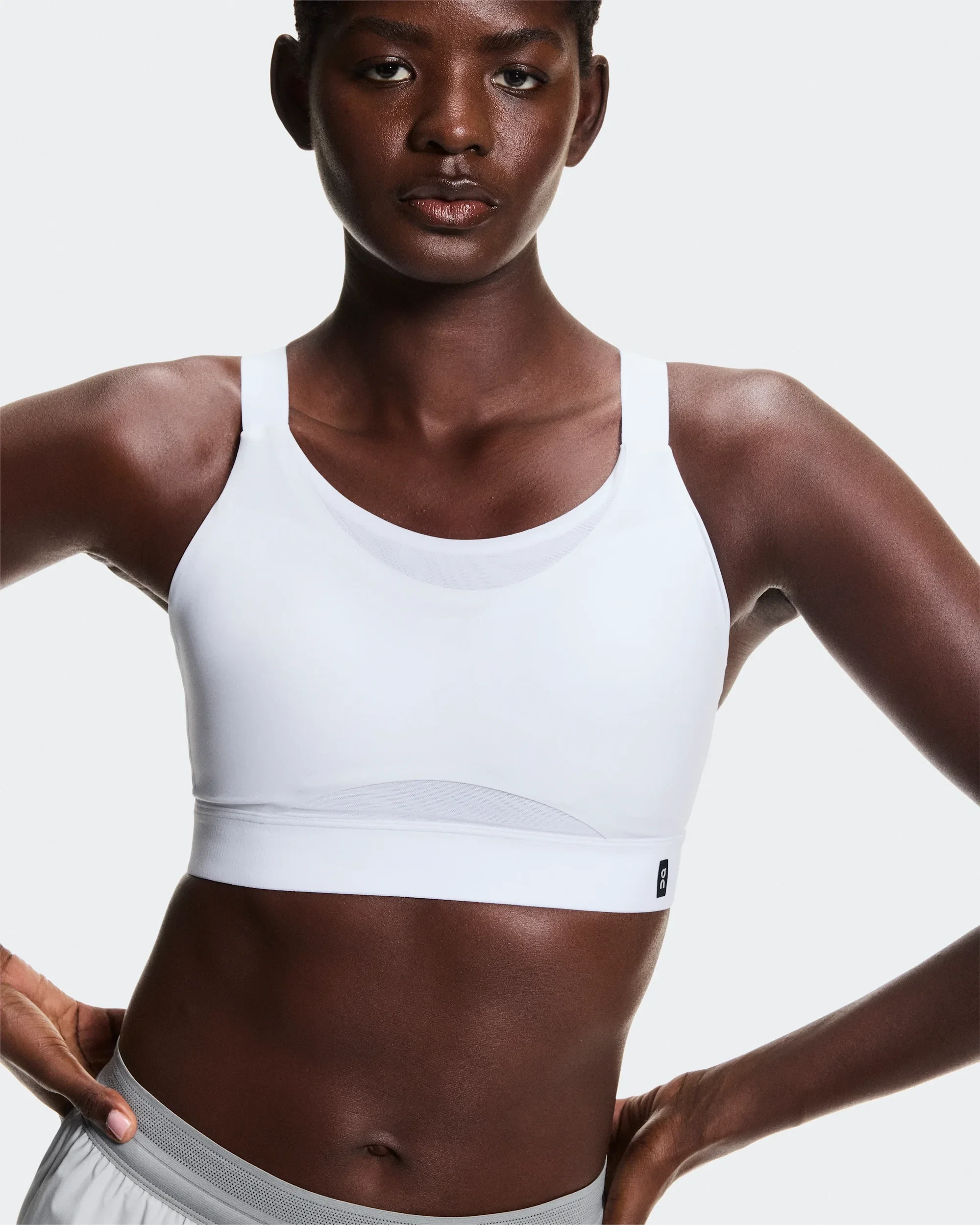 5. Bustieră On Performance Bra W - albă | suport mediu alergare