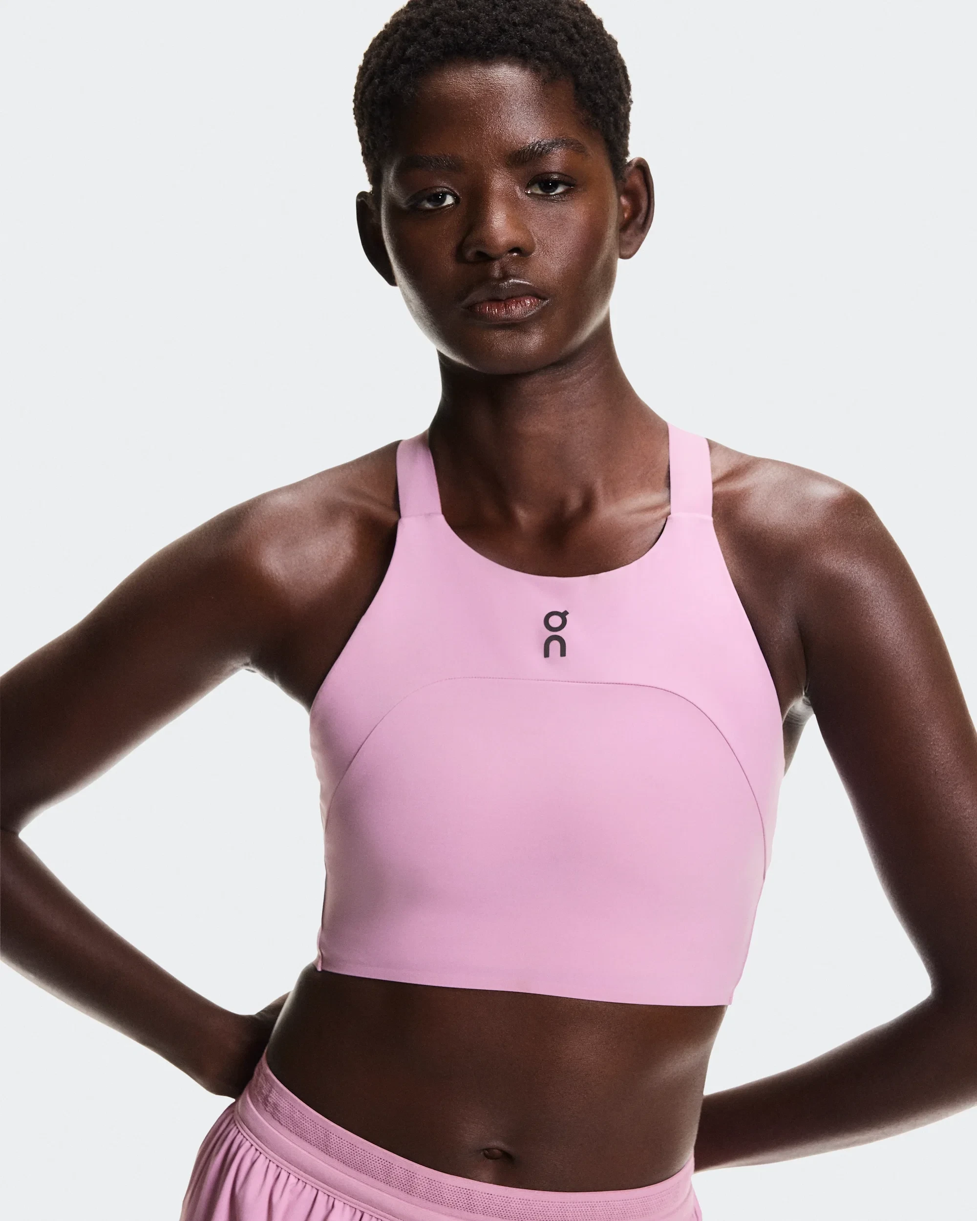 3. Crop top On Performance Crop W - roz Sakura | susținere la alergare