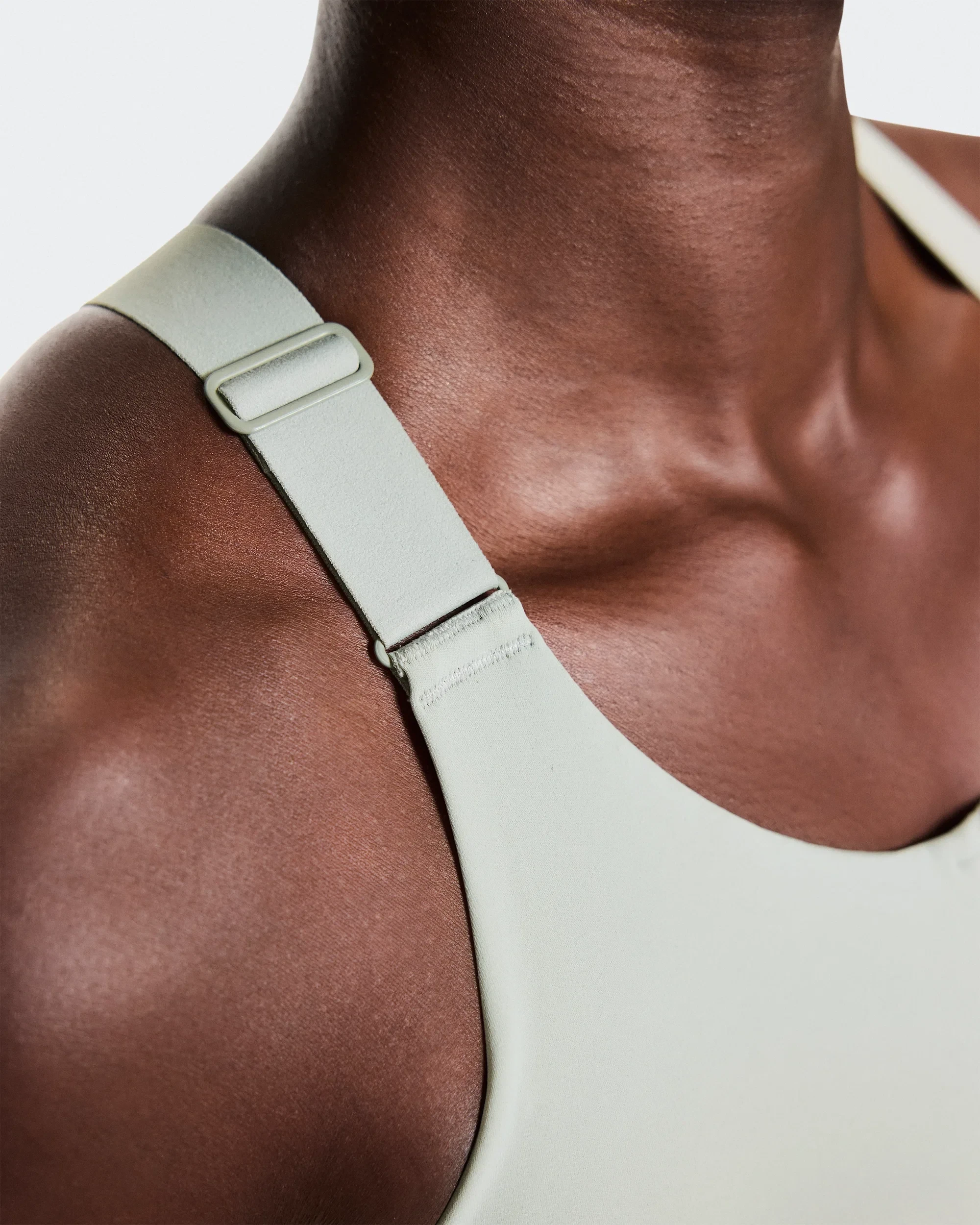 5. Bustieră alergare On Endurance Bra Zip W - gri Tin | suport ridicat