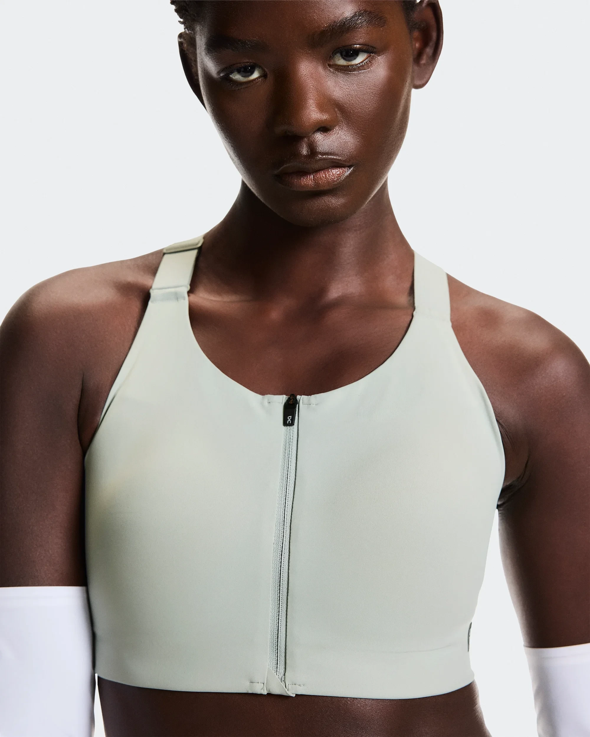 3. Bustieră alergare On Endurance Bra Zip W - gri Tin | suport ridicat