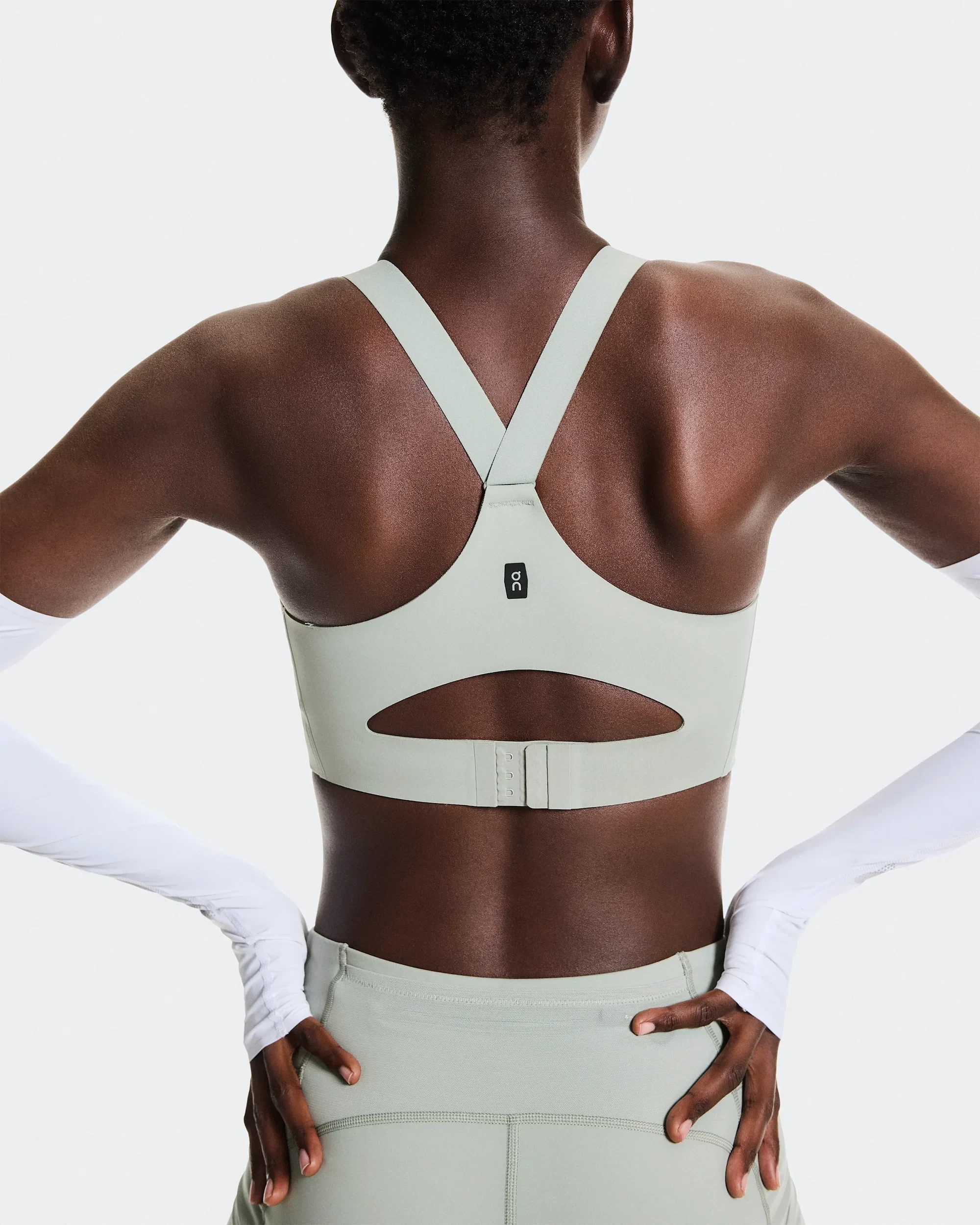 4. Bustieră alergare On Endurance Bra Zip W - gri Tin | suport ridicat