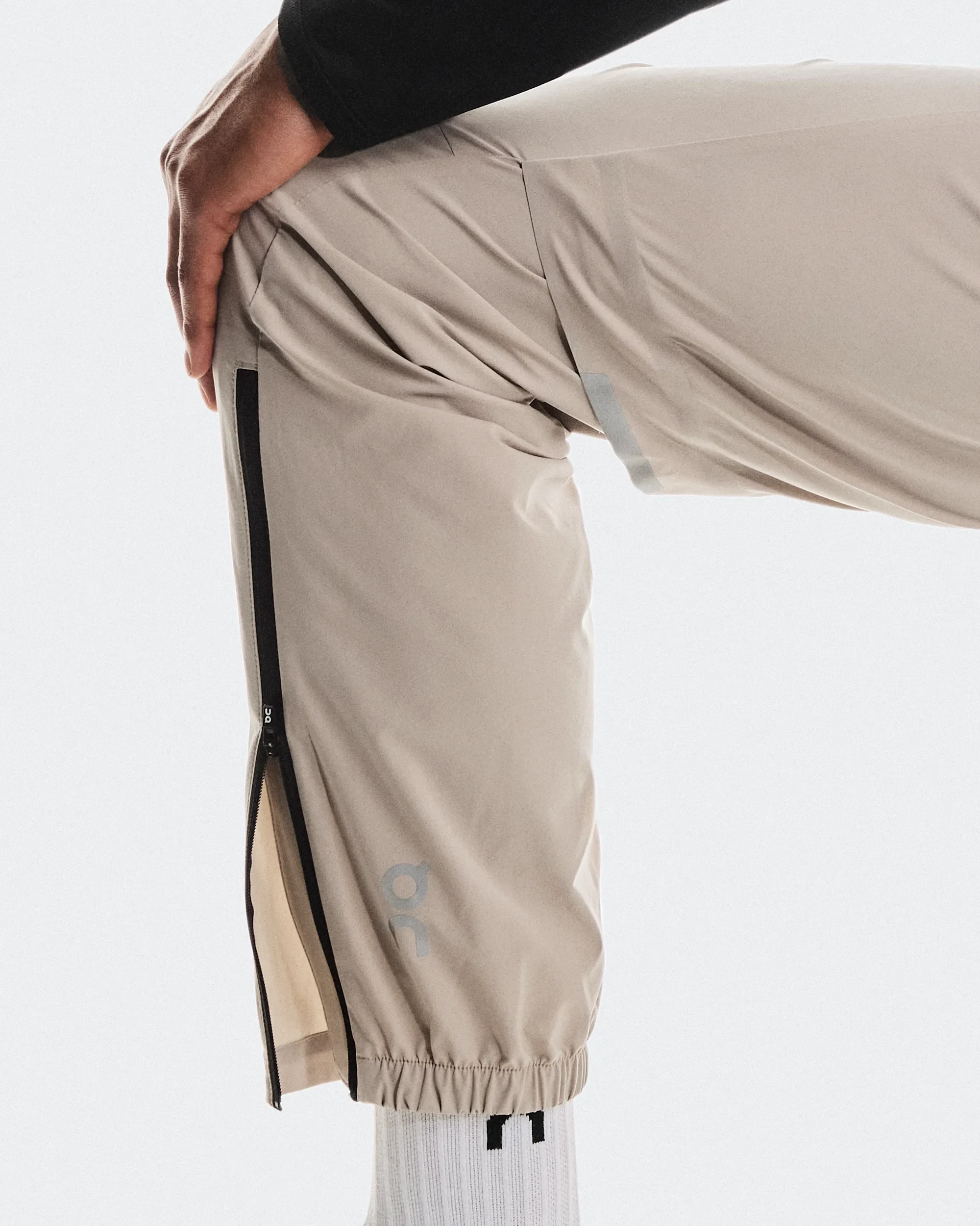 6. Pantaloni alergare On Core Pants - bej Desert | ușori și elastici
