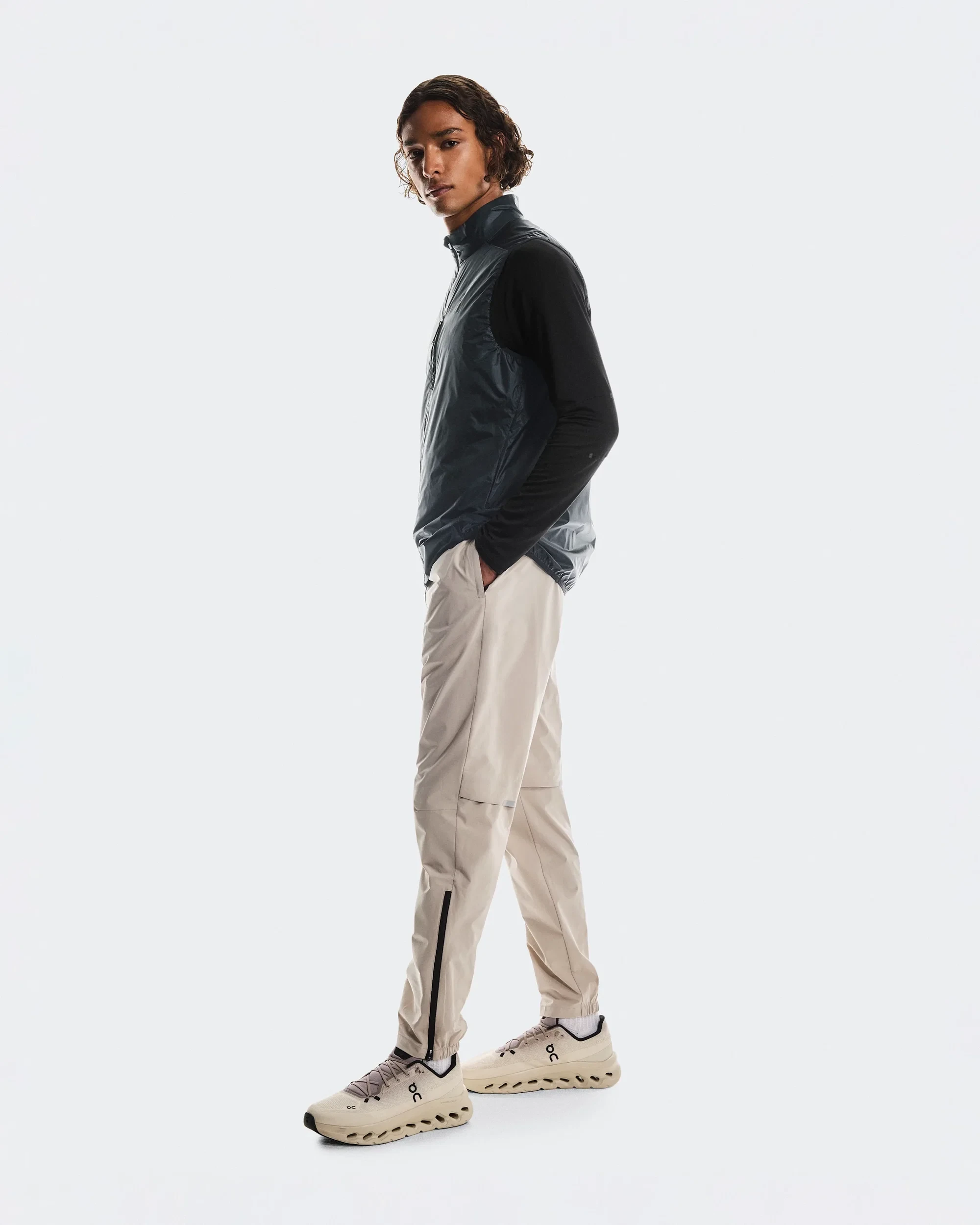 3. Pantaloni alergare On Core Pants - bej Desert | ușori și elastici